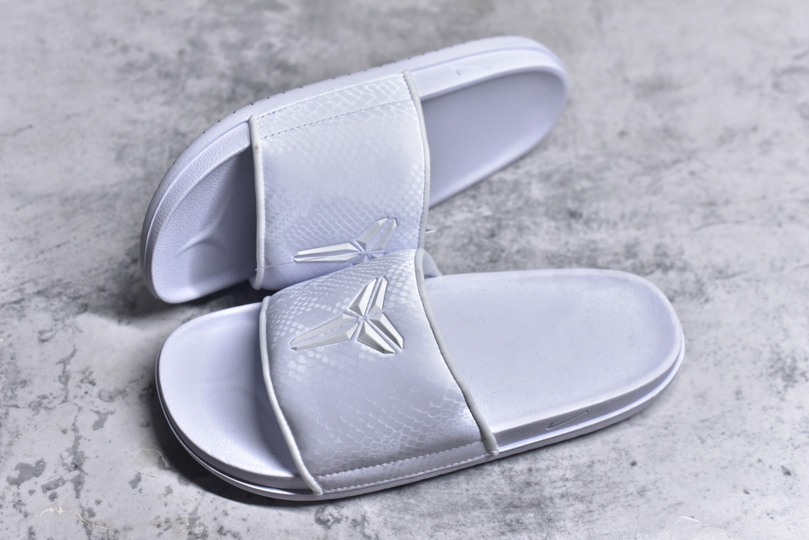 图片[7]-#Nike Kobe Offcourt Slide 科比道奇专属配色休闲拖鞋 IF2870-100 #道奇队标志性的白色为主色调，鞋面上凸起且醒目的白色科比标志，彰显着独特韵味。采用 Hyper Royal 蛇皮纹理绑带，以此向科比致敬，呼应科比黑曼巴绰号。 尺码：38.5 40 41 42.5 44 45 46 47.5 48.5-选品中心