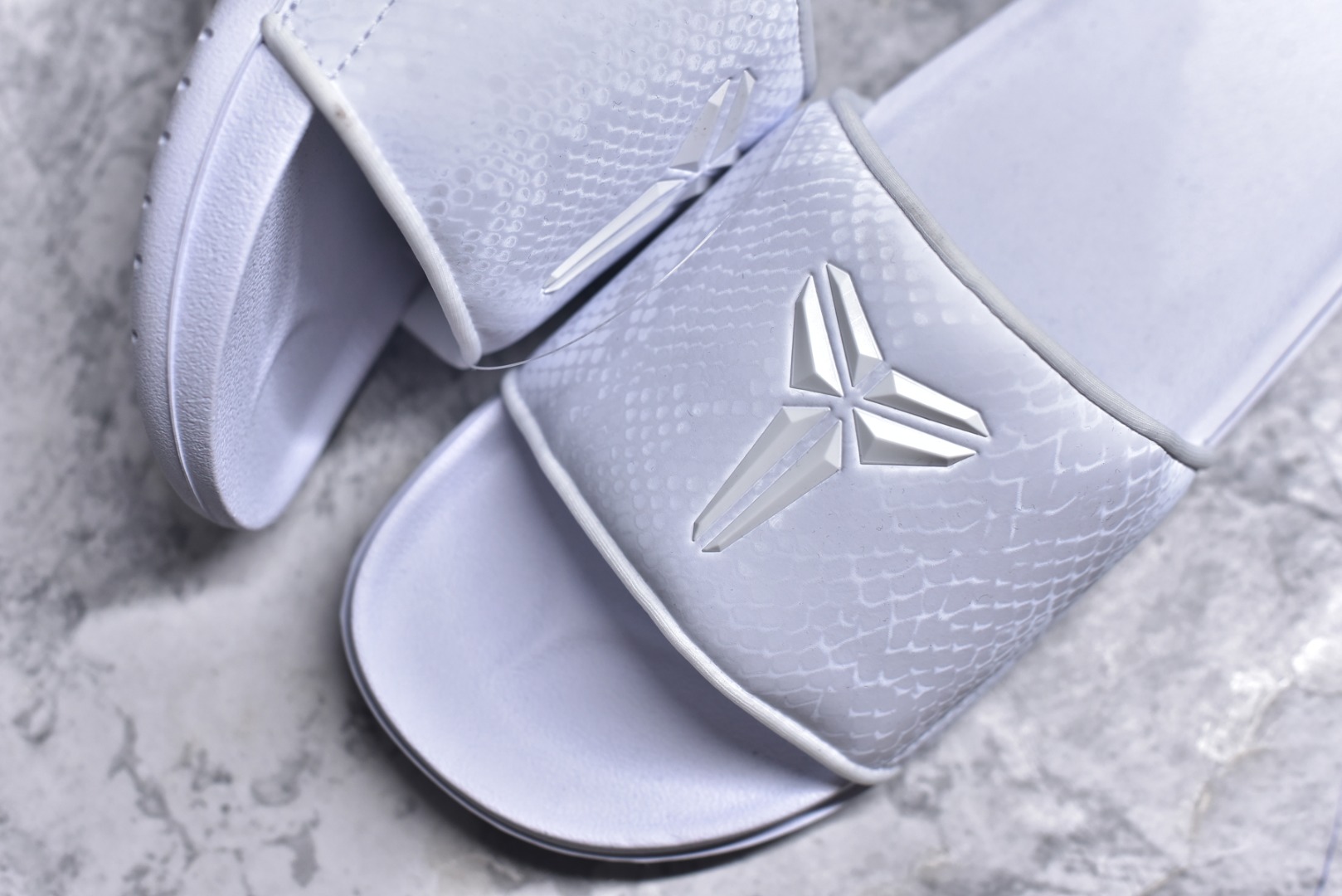 图片[8]-#Nike Kobe Offcourt Slide 科比道奇专属配色休闲拖鞋 IF2870-100 #道奇队标志性的白色为主色调，鞋面上凸起且醒目的白色科比标志，彰显着独特韵味。采用 Hyper Royal 蛇皮纹理绑带，以此向科比致敬，呼应科比黑曼巴绰号。 尺码：38.5 40 41 42.5 44 45 46 47.5 48.5-选品中心