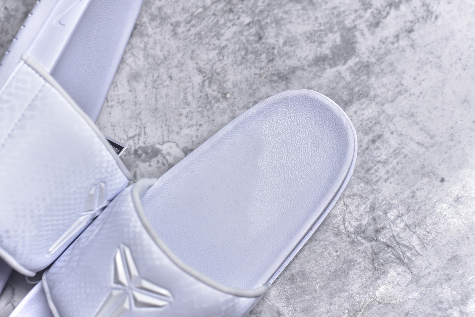 图片[9]-#Nike Kobe Offcourt Slide 科比道奇专属配色休闲拖鞋 IF2870-100 #道奇队标志性的白色为主色调，鞋面上凸起且醒目的白色科比标志，彰显着独特韵味。采用 Hyper Royal 蛇皮纹理绑带，以此向科比致敬，呼应科比黑曼巴绰号。 尺码：38.5 40 41 42.5 44 45 46 47.5 48.5-选品中心