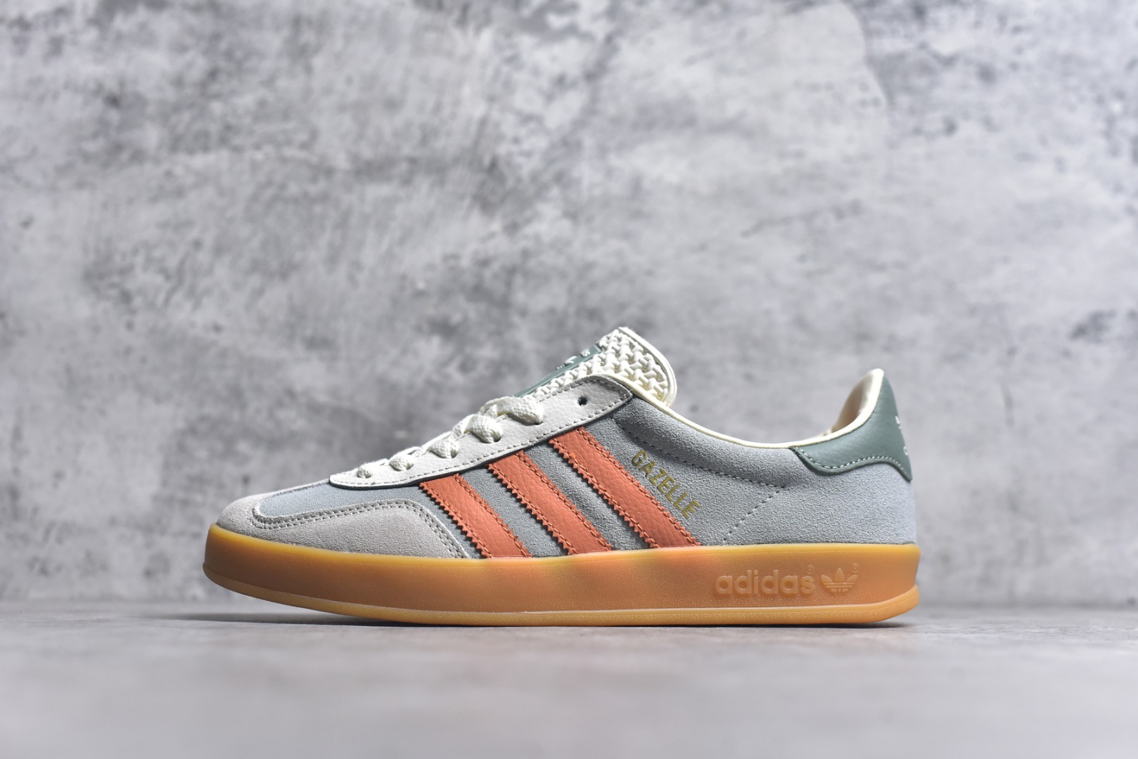 #AD Gazelle Indoor Trainers 羚羊内训系列低帮复古百搭休闲运动德训风板鞋 JQ0011 90年代经典的复刻版！自60年代以足球训练鞋面世以来,Gazelle就以其经典设计席卷全球。1991年版本的复刻,再造经典Gazelle。采用皮革打造,搭配浊色细节,让这款经典更加简约。尺码：35.5-45-选品中心