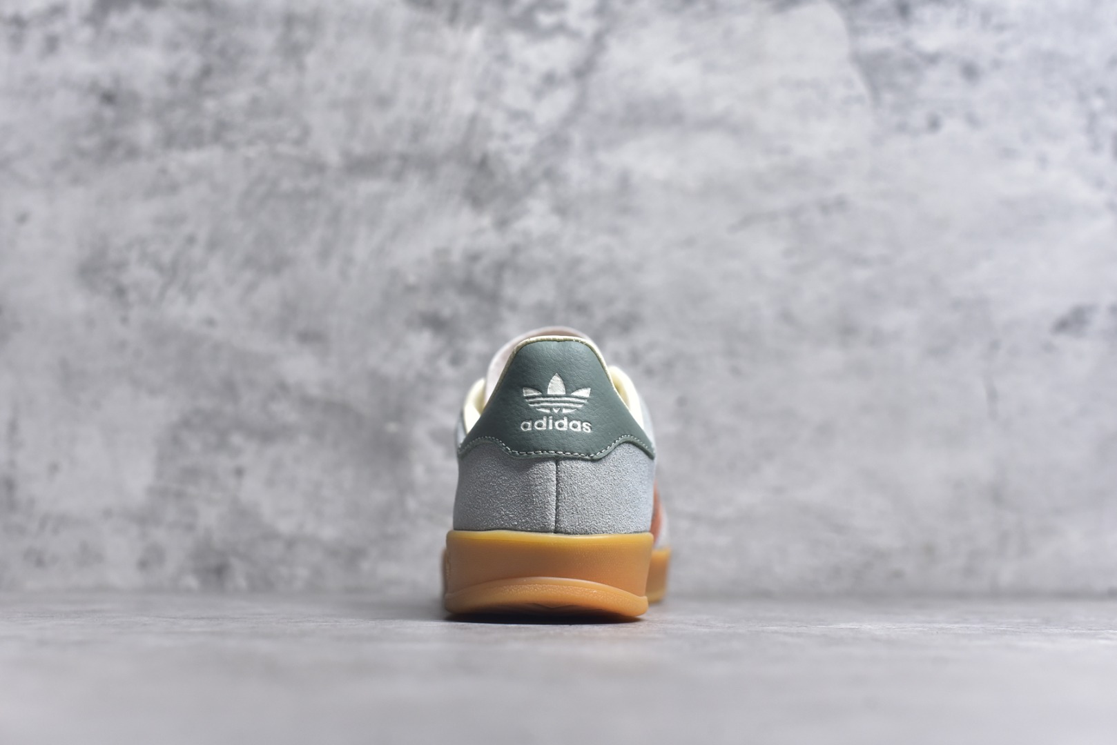 图片[5]-#AD Gazelle Indoor Trainers 羚羊内训系列低帮复古百搭休闲运动德训风板鞋 JQ0011 90年代经典的复刻版！自60年代以足球训练鞋面世以来,Gazelle就以其经典设计席卷全球。1991年版本的复刻,再造经典Gazelle。采用皮革打造,搭配浊色细节,让这款经典更加简约。尺码：35.5-45-选品中心