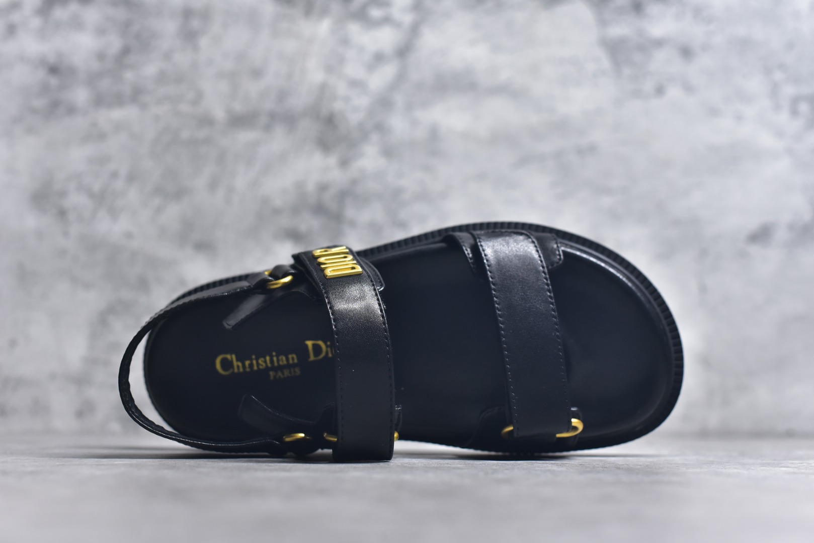图片[4]-#DIOR迪奥 DiorAct 小羊皮 露趾魔术贴 沙滩凉鞋 广东纯原大厂出品 采用纯正小羊皮制作 定制五金辅料 全套包装 区别市面超纤普通货 外贸冲正版本 高端零售专供品质 这款小羊皮 DiorAct 凉鞋采用现代款式设计 该款式采用解剖学形状的鞋底 采用超轻且舒适的皮革制成 Scratch表带通过高级表带上的金属Dior标志进一步增强 完善了设计 这款凉鞋可为任何造型增添现代气息 货号：KCQ547LABS90035 尺码：35-40-选品中心