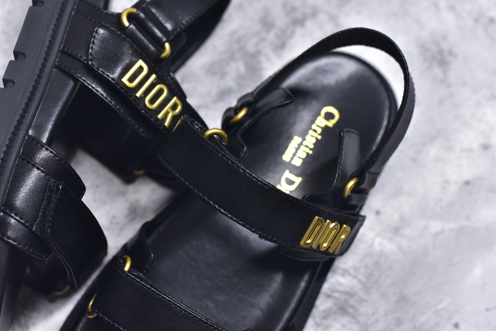 图片[9]-#DIOR迪奥 DiorAct 小羊皮 露趾魔术贴 沙滩凉鞋 广东纯原大厂出品 采用纯正小羊皮制作 定制五金辅料 全套包装 区别市面超纤普通货 外贸冲正版本 高端零售专供品质 这款小羊皮 DiorAct 凉鞋采用现代款式设计 该款式采用解剖学形状的鞋底 采用超轻且舒适的皮革制成 Scratch表带通过高级表带上的金属Dior标志进一步增强 完善了设计 这款凉鞋可为任何造型增添现代气息 货号：KCQ547LABS90035 尺码：35-40-选品中心