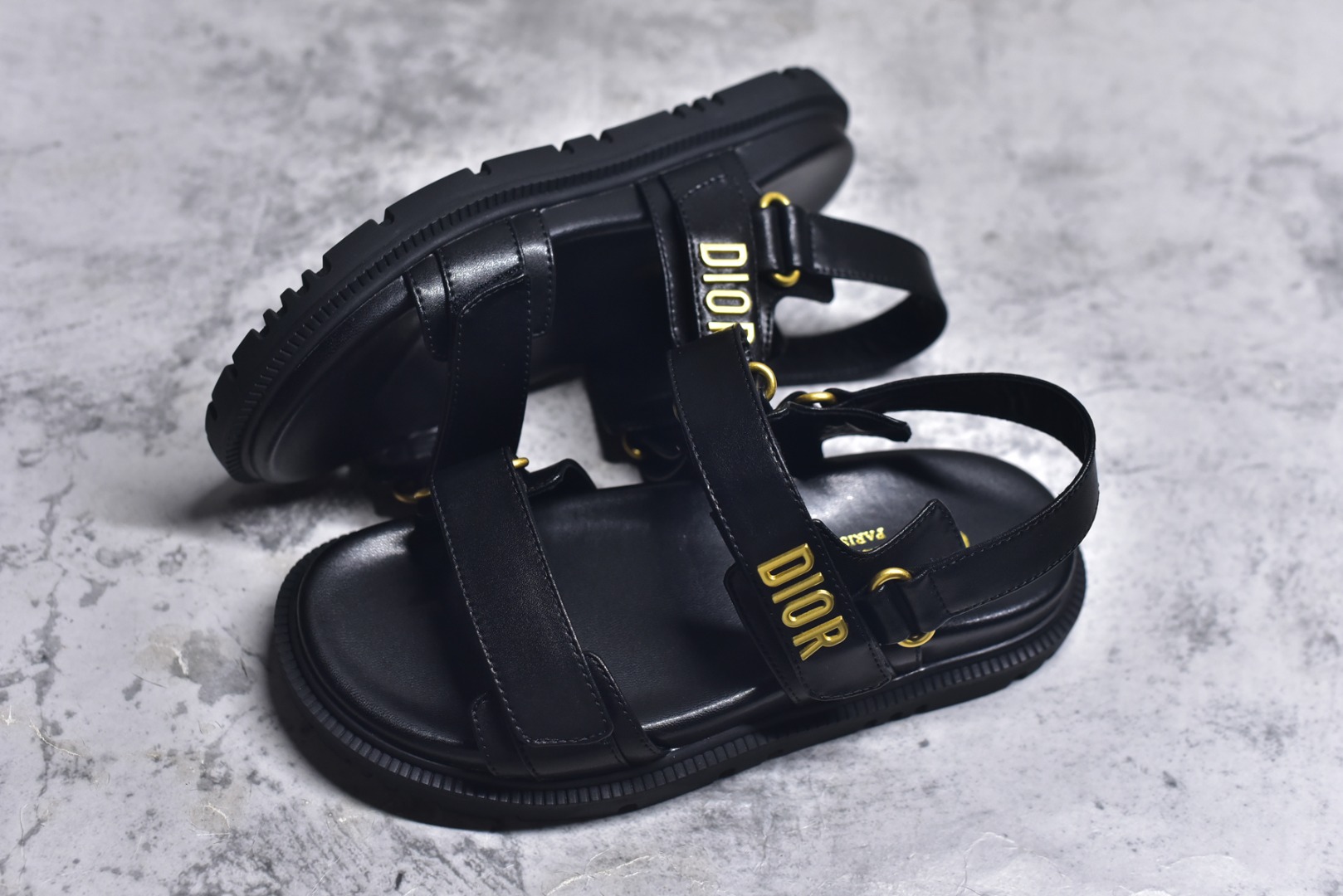 图片[7]-#DIOR迪奥 DiorAct 小羊皮 露趾魔术贴 沙滩凉鞋 广东纯原大厂出品 采用纯正小羊皮制作 定制五金辅料 全套包装 区别市面超纤普通货 外贸冲正版本 高端零售专供品质 这款小羊皮 DiorAct 凉鞋采用现代款式设计 该款式采用解剖学形状的鞋底 采用超轻且舒适的皮革制成 Scratch表带通过高级表带上的金属Dior标志进一步增强 完善了设计 这款凉鞋可为任何造型增添现代气息 货号：KCQ547LABS90035 尺码：35-40-选品中心