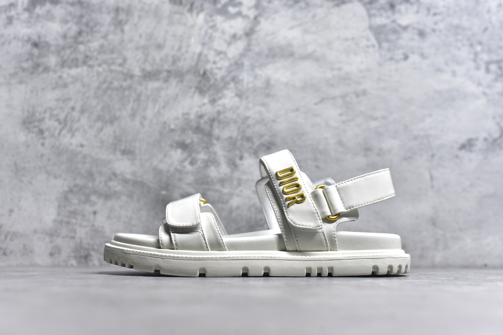 #DIOR迪奥 DiorAct 小羊皮 露趾魔术贴 沙滩凉鞋 广东纯原大厂出品 采用纯正小羊皮制作 定制五金辅料 全套包装 区别市面超纤普通货 外贸冲正版本 高端零售专供品质 这款小羊皮 DiorAct 凉鞋采用现代款式设计 该款式采用解剖学形状的鞋底 采用超轻且舒适的皮革制成 Scratch表带通过高级表带上的金属Dior标志进一步增强 完善了设计 这款凉鞋可为任何造型增添现代气息 货号：KCQ547LABS90035 尺码：35-40-选品中心