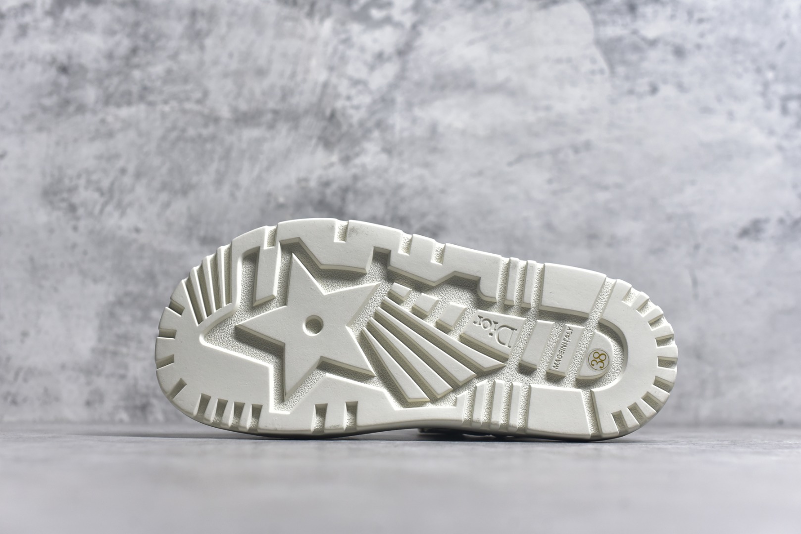 图片[6]-#DIOR迪奥 DiorAct 小羊皮 露趾魔术贴 沙滩凉鞋 广东纯原大厂出品 采用纯正小羊皮制作 定制五金辅料 全套包装 区别市面超纤普通货 外贸冲正版本 高端零售专供品质 这款小羊皮 DiorAct 凉鞋采用现代款式设计 该款式采用解剖学形状的鞋底 采用超轻且舒适的皮革制成 Scratch表带通过高级表带上的金属Dior标志进一步增强 完善了设计 这款凉鞋可为任何造型增添现代气息 货号：KCQ547LABS90035 尺码：35-40-选品中心