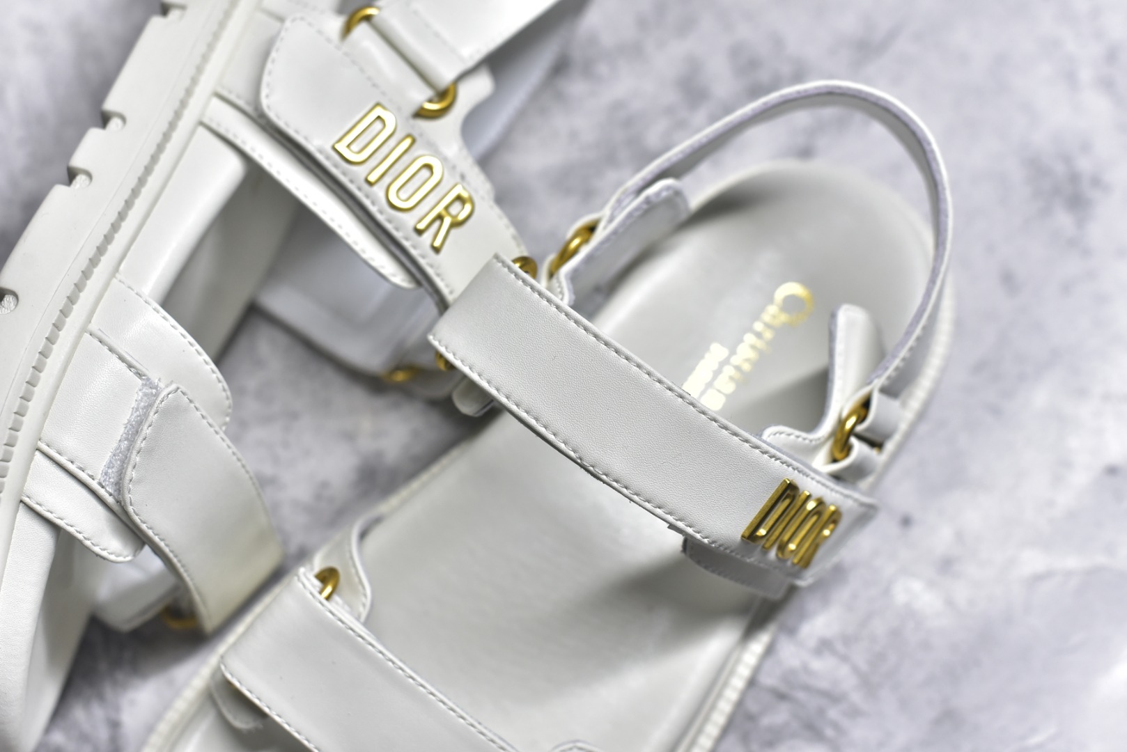 图片[9]-#DIOR迪奥 DiorAct 小羊皮 露趾魔术贴 沙滩凉鞋 广东纯原大厂出品 采用纯正小羊皮制作 定制五金辅料 全套包装 区别市面超纤普通货 外贸冲正版本 高端零售专供品质 这款小羊皮 DiorAct 凉鞋采用现代款式设计 该款式采用解剖学形状的鞋底 采用超轻且舒适的皮革制成 Scratch表带通过高级表带上的金属Dior标志进一步增强 完善了设计 这款凉鞋可为任何造型增添现代气息 货号：KCQ547LABS90035 尺码：35-40-选品中心