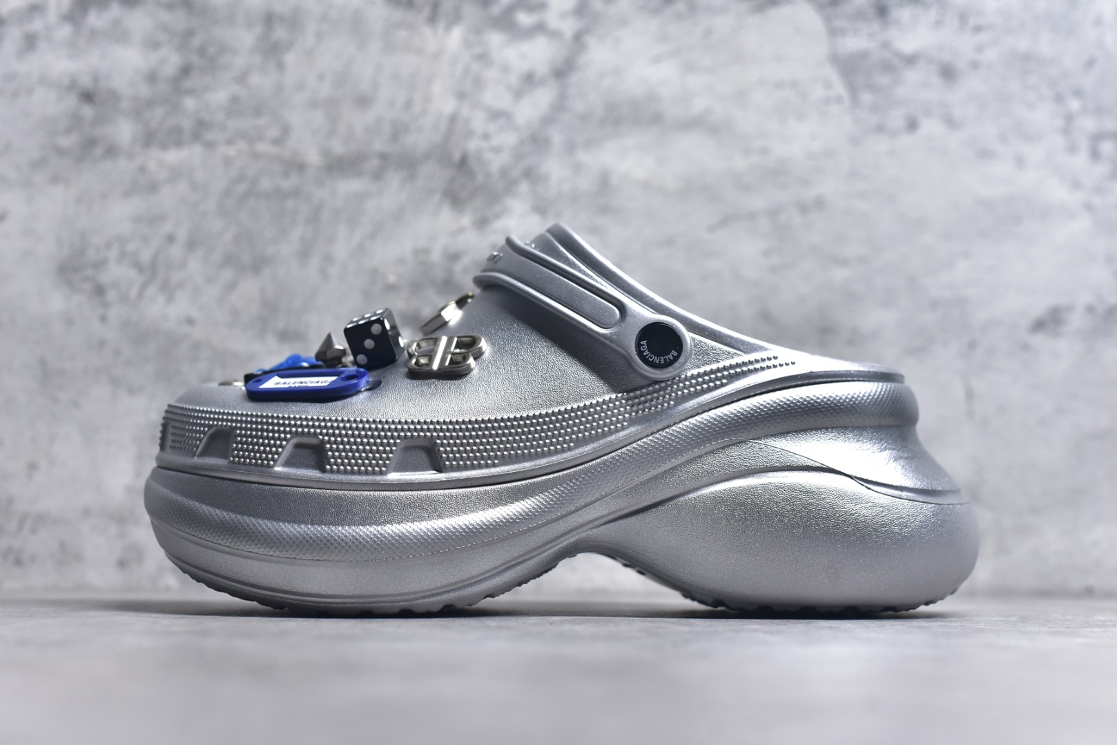 #Balenciaga x Crocs～巴黎世家 ＆ 卡骆驰联名款 2025ss新款厚底松糕洞洞鞋拖鞋沙滩鞋 顶级版本 ZP购入开发做货👍🏻 此款巴黎世家拖鞋，是2025夏季新款黑马单品，海内外时尚博主纷纷上脚大秀，火遍海内外社交平台，时尚达人必入款！整鞋采用进口EVA橡塑，摇摇防滑厚底，重金开模打造 匠心工艺，精准还原每个细节！😋 ✔面料：原版定制进口EVA一体成型 ✔内里：无内里 ✔鞋底：原版开模橡胶发泡材质 ✔底厚：约6cm ✔尺码：35-45-选品中心