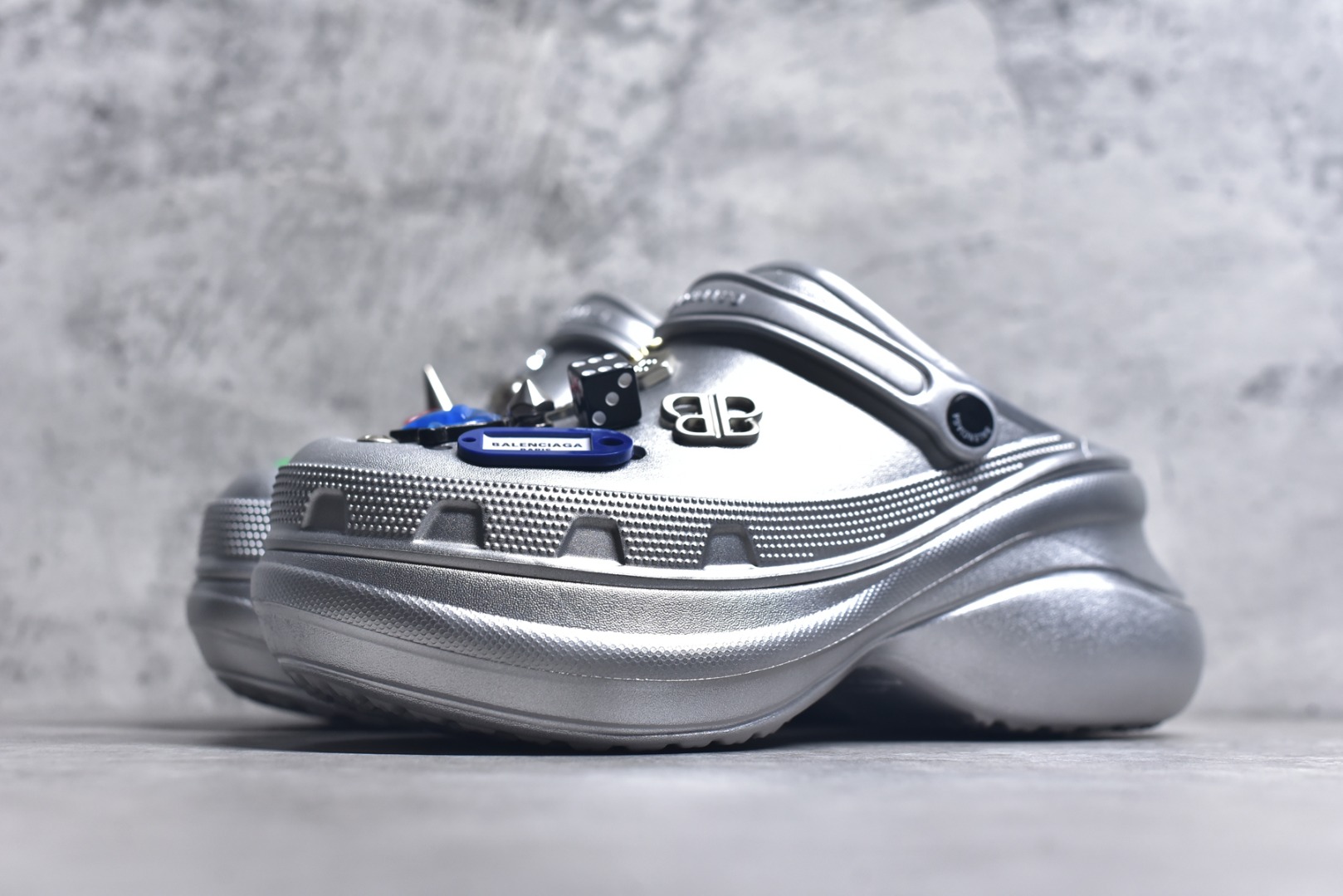 图片[2]-#Balenciaga x Crocs～巴黎世家 ＆ 卡骆驰联名款 2025ss新款厚底松糕洞洞鞋拖鞋沙滩鞋 顶级版本 ZP购入开发做货👍🏻 此款巴黎世家拖鞋，是2025夏季新款黑马单品，海内外时尚博主纷纷上脚大秀，火遍海内外社交平台，时尚达人必入款！整鞋采用进口EVA橡塑，摇摇防滑厚底，重金开模打造 匠心工艺，精准还原每个细节！😋 ✔面料：原版定制进口EVA一体成型 ✔内里：无内里 ✔鞋底：原版开模橡胶发泡材质 ✔底厚：约6cm ✔尺码：35-45-选品中心