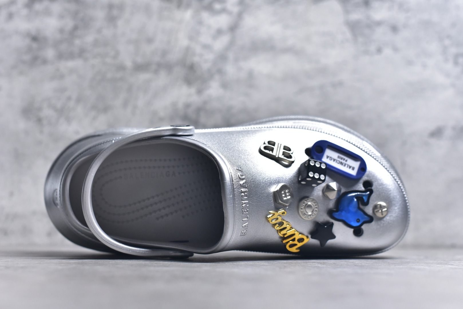 图片[4]-#Balenciaga x Crocs～巴黎世家 ＆ 卡骆驰联名款 2025ss新款厚底松糕洞洞鞋拖鞋沙滩鞋 顶级版本 ZP购入开发做货👍🏻 此款巴黎世家拖鞋，是2025夏季新款黑马单品，海内外时尚博主纷纷上脚大秀，火遍海内外社交平台，时尚达人必入款！整鞋采用进口EVA橡塑，摇摇防滑厚底，重金开模打造 匠心工艺，精准还原每个细节！😋 ✔面料：原版定制进口EVA一体成型 ✔内里：无内里 ✔鞋底：原版开模橡胶发泡材质 ✔底厚：约6cm ✔尺码：35-45-选品中心