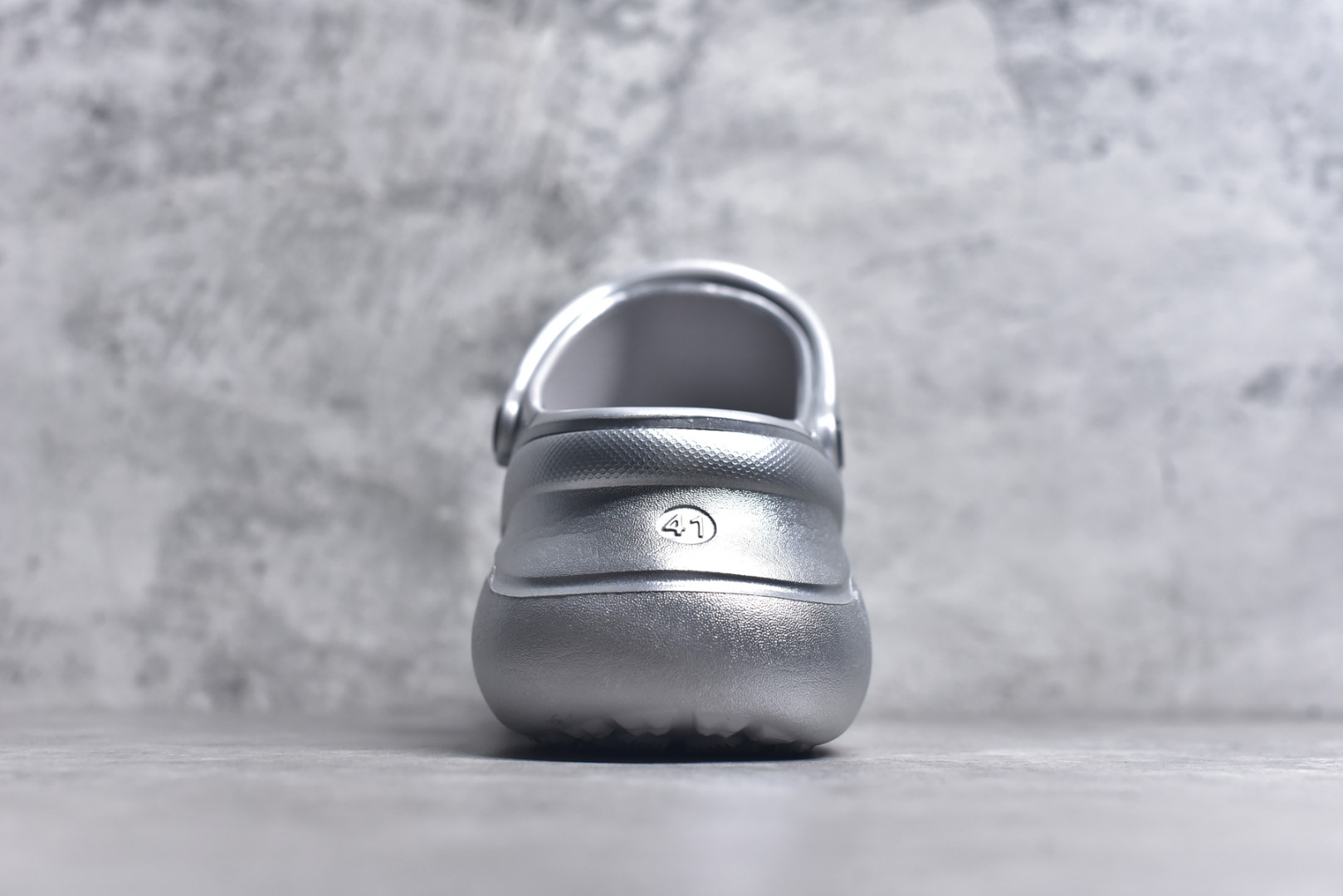 图片[5]-#Balenciaga x Crocs～巴黎世家 ＆ 卡骆驰联名款 2025ss新款厚底松糕洞洞鞋拖鞋沙滩鞋 顶级版本 ZP购入开发做货👍🏻 此款巴黎世家拖鞋，是2025夏季新款黑马单品，海内外时尚博主纷纷上脚大秀，火遍海内外社交平台，时尚达人必入款！整鞋采用进口EVA橡塑，摇摇防滑厚底，重金开模打造 匠心工艺，精准还原每个细节！😋 ✔面料：原版定制进口EVA一体成型 ✔内里：无内里 ✔鞋底：原版开模橡胶发泡材质 ✔底厚：约6cm ✔尺码：35-45-选品中心