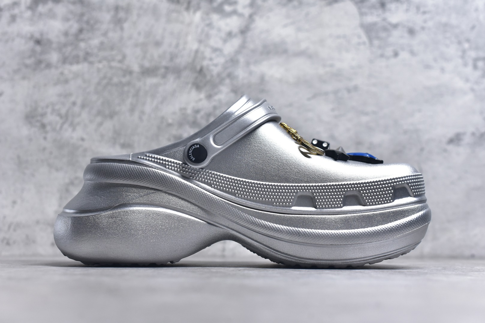 图片[3]-#Balenciaga x Crocs～巴黎世家 ＆ 卡骆驰联名款 2025ss新款厚底松糕洞洞鞋拖鞋沙滩鞋 顶级版本 ZP购入开发做货👍🏻 此款巴黎世家拖鞋，是2025夏季新款黑马单品，海内外时尚博主纷纷上脚大秀，火遍海内外社交平台，时尚达人必入款！整鞋采用进口EVA橡塑，摇摇防滑厚底，重金开模打造 匠心工艺，精准还原每个细节！😋 ✔面料：原版定制进口EVA一体成型 ✔内里：无内里 ✔鞋底：原版开模橡胶发泡材质 ✔底厚：约6cm ✔尺码：35-45-选品中心