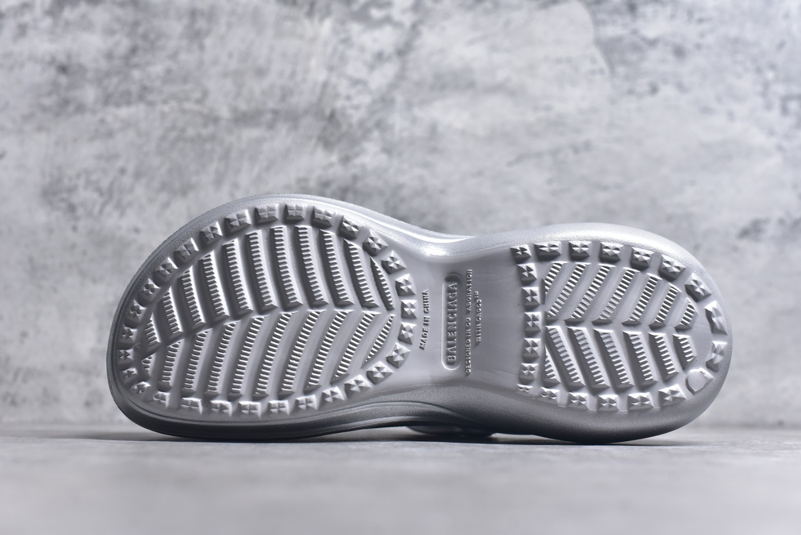 图片[6]-#Balenciaga x Crocs～巴黎世家 ＆ 卡骆驰联名款 2025ss新款厚底松糕洞洞鞋拖鞋沙滩鞋 顶级版本 ZP购入开发做货👍🏻 此款巴黎世家拖鞋，是2025夏季新款黑马单品，海内外时尚博主纷纷上脚大秀，火遍海内外社交平台，时尚达人必入款！整鞋采用进口EVA橡塑，摇摇防滑厚底，重金开模打造 匠心工艺，精准还原每个细节！😋 ✔面料：原版定制进口EVA一体成型 ✔内里：无内里 ✔鞋底：原版开模橡胶发泡材质 ✔底厚：约6cm ✔尺码：35-45-选品中心