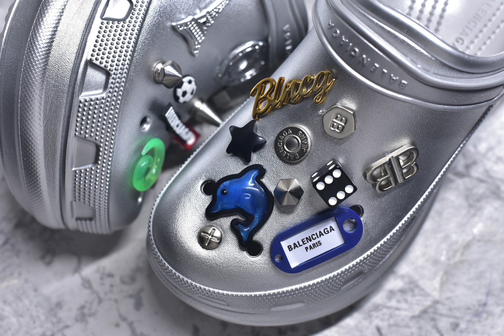 图片[8]-#Balenciaga x Crocs～巴黎世家 ＆ 卡骆驰联名款 2025ss新款厚底松糕洞洞鞋拖鞋沙滩鞋 顶级版本 ZP购入开发做货👍🏻 此款巴黎世家拖鞋，是2025夏季新款黑马单品，海内外时尚博主纷纷上脚大秀，火遍海内外社交平台，时尚达人必入款！整鞋采用进口EVA橡塑，摇摇防滑厚底，重金开模打造 匠心工艺，精准还原每个细节！😋 ✔面料：原版定制进口EVA一体成型 ✔内里：无内里 ✔鞋底：原版开模橡胶发泡材质 ✔底厚：约6cm ✔尺码：35-45-选品中心