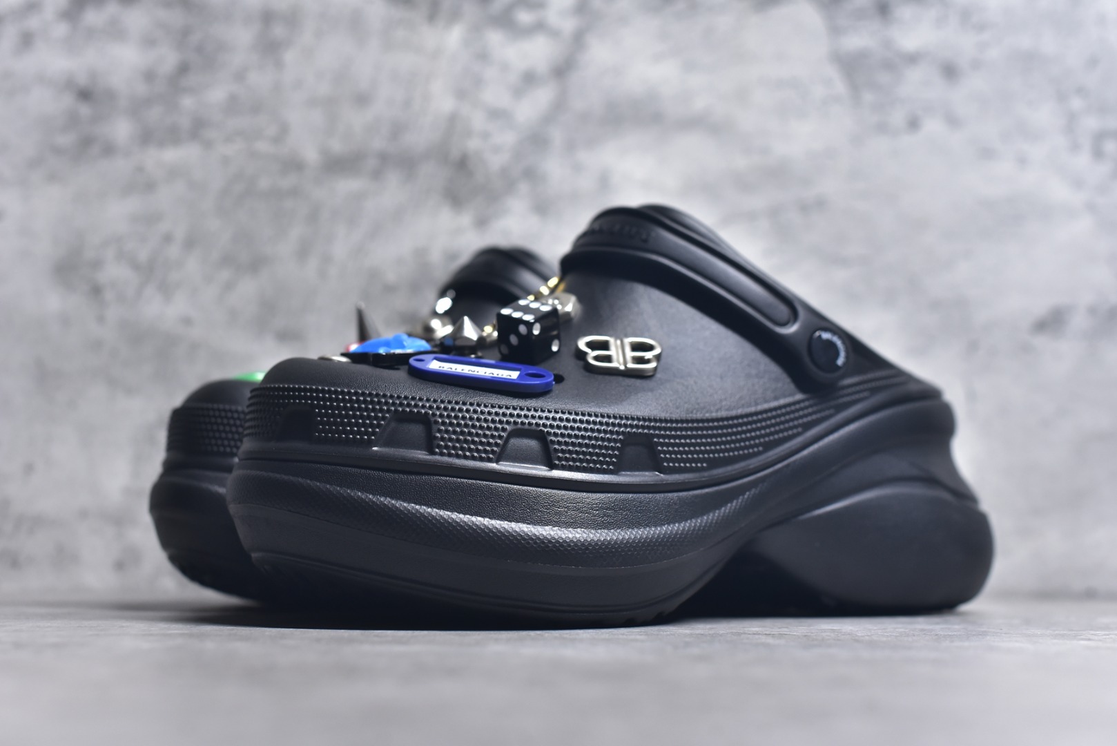 图片[2]-#Balenciaga x Crocs～巴黎世家 ＆ 卡骆驰联名款 2025ss新款厚底松糕洞洞鞋拖鞋沙滩鞋 顶级版本 ZP购入开发做货👍🏻 此款巴黎世家拖鞋，是2025夏季新款黑马单品，海内外时尚博主纷纷上脚大秀，火遍海内外社交平台，时尚达人必入款！整鞋采用进口EVA橡塑，摇摇防滑厚底，重金开模打造 匠心工艺，精准还原每个细节！😋 ✔面料：原版定制进口EVA一体成型 ✔内里：无内里 ✔鞋底：原版开模橡胶发泡材质 ✔底厚：约6cm ✔尺码：35-45-选品中心
