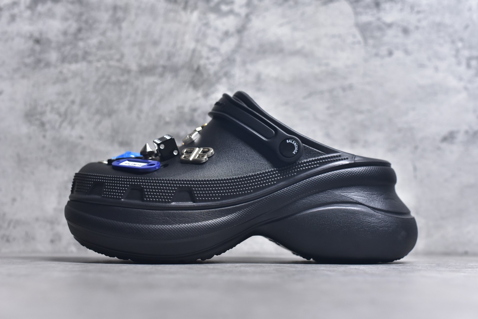 #Balenciaga x Crocs～巴黎世家 ＆ 卡骆驰联名款 2025ss新款厚底松糕洞洞鞋拖鞋沙滩鞋 顶级版本 ZP购入开发做货👍🏻 此款巴黎世家拖鞋，是2025夏季新款黑马单品，海内外时尚博主纷纷上脚大秀，火遍海内外社交平台，时尚达人必入款！整鞋采用进口EVA橡塑，摇摇防滑厚底，重金开模打造 匠心工艺，精准还原每个细节！😋 ✔面料：原版定制进口EVA一体成型 ✔内里：无内里 ✔鞋底：原版开模橡胶发泡材质 ✔底厚：约6cm ✔尺码：35-45-选品中心