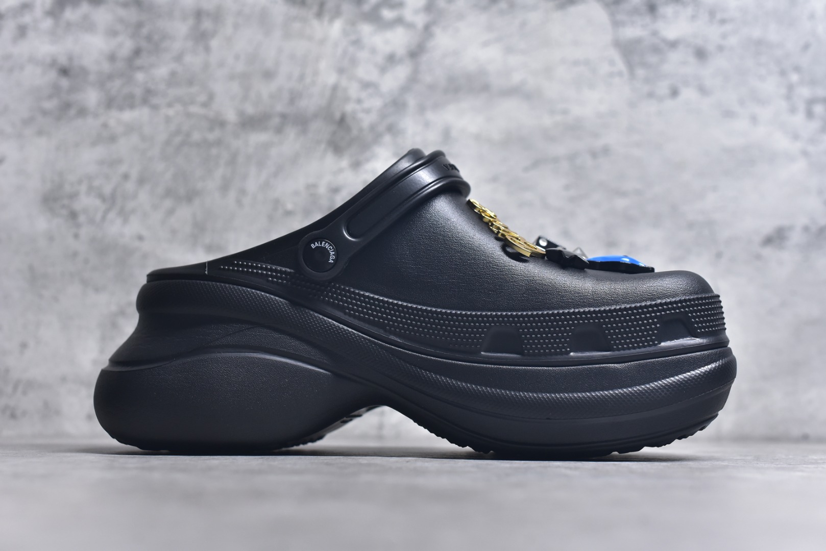 图片[3]-#Balenciaga x Crocs～巴黎世家 ＆ 卡骆驰联名款 2025ss新款厚底松糕洞洞鞋拖鞋沙滩鞋 顶级版本 ZP购入开发做货👍🏻 此款巴黎世家拖鞋，是2025夏季新款黑马单品，海内外时尚博主纷纷上脚大秀，火遍海内外社交平台，时尚达人必入款！整鞋采用进口EVA橡塑，摇摇防滑厚底，重金开模打造 匠心工艺，精准还原每个细节！😋 ✔面料：原版定制进口EVA一体成型 ✔内里：无内里 ✔鞋底：原版开模橡胶发泡材质 ✔底厚：约6cm ✔尺码：35-45-选品中心