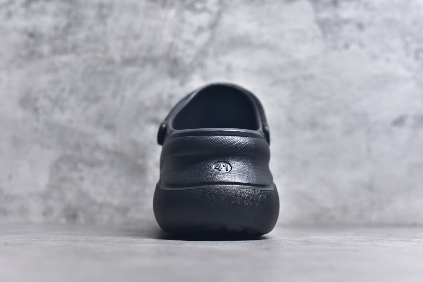 图片[5]-#Balenciaga x Crocs～巴黎世家 ＆ 卡骆驰联名款 2025ss新款厚底松糕洞洞鞋拖鞋沙滩鞋 顶级版本 ZP购入开发做货👍🏻 此款巴黎世家拖鞋，是2025夏季新款黑马单品，海内外时尚博主纷纷上脚大秀，火遍海内外社交平台，时尚达人必入款！整鞋采用进口EVA橡塑，摇摇防滑厚底，重金开模打造 匠心工艺，精准还原每个细节！😋 ✔面料：原版定制进口EVA一体成型 ✔内里：无内里 ✔鞋底：原版开模橡胶发泡材质 ✔底厚：约6cm ✔尺码：35-45-选品中心