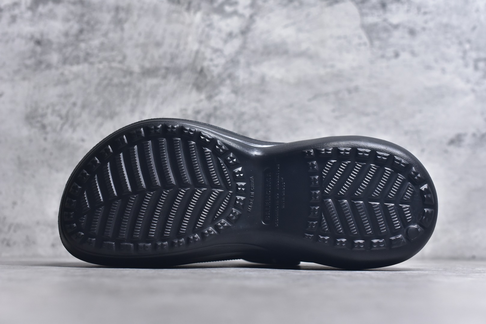 图片[6]-#Balenciaga x Crocs～巴黎世家 ＆ 卡骆驰联名款 2025ss新款厚底松糕洞洞鞋拖鞋沙滩鞋 顶级版本 ZP购入开发做货👍🏻 此款巴黎世家拖鞋，是2025夏季新款黑马单品，海内外时尚博主纷纷上脚大秀，火遍海内外社交平台，时尚达人必入款！整鞋采用进口EVA橡塑，摇摇防滑厚底，重金开模打造 匠心工艺，精准还原每个细节！😋 ✔面料：原版定制进口EVA一体成型 ✔内里：无内里 ✔鞋底：原版开模橡胶发泡材质 ✔底厚：约6cm ✔尺码：35-45-选品中心