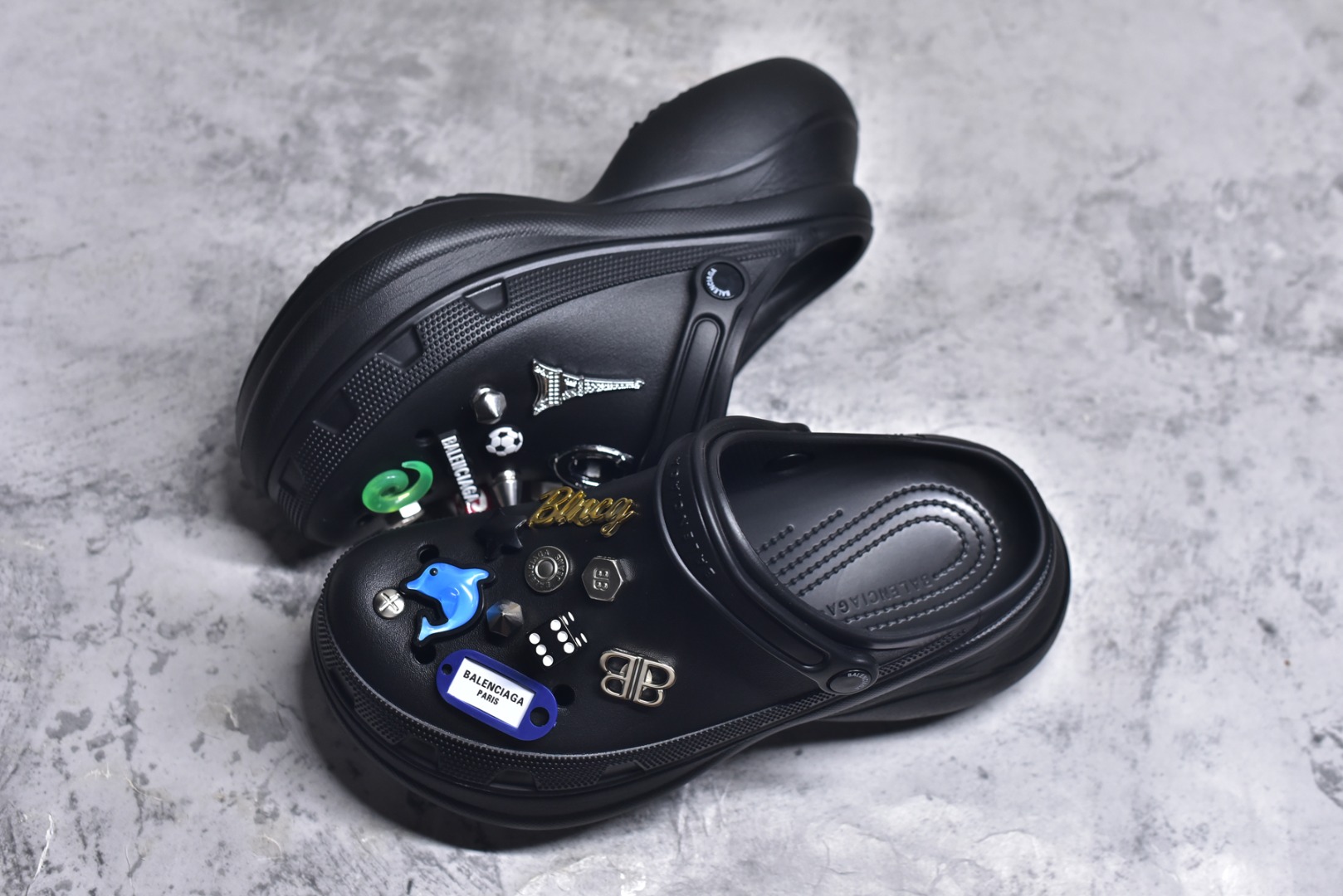 图片[7]-#Balenciaga x Crocs～巴黎世家 ＆ 卡骆驰联名款 2025ss新款厚底松糕洞洞鞋拖鞋沙滩鞋 顶级版本 ZP购入开发做货👍🏻 此款巴黎世家拖鞋，是2025夏季新款黑马单品，海内外时尚博主纷纷上脚大秀，火遍海内外社交平台，时尚达人必入款！整鞋采用进口EVA橡塑，摇摇防滑厚底，重金开模打造 匠心工艺，精准还原每个细节！😋 ✔面料：原版定制进口EVA一体成型 ✔内里：无内里 ✔鞋底：原版开模橡胶发泡材质 ✔底厚：约6cm ✔尺码：35-45-选品中心