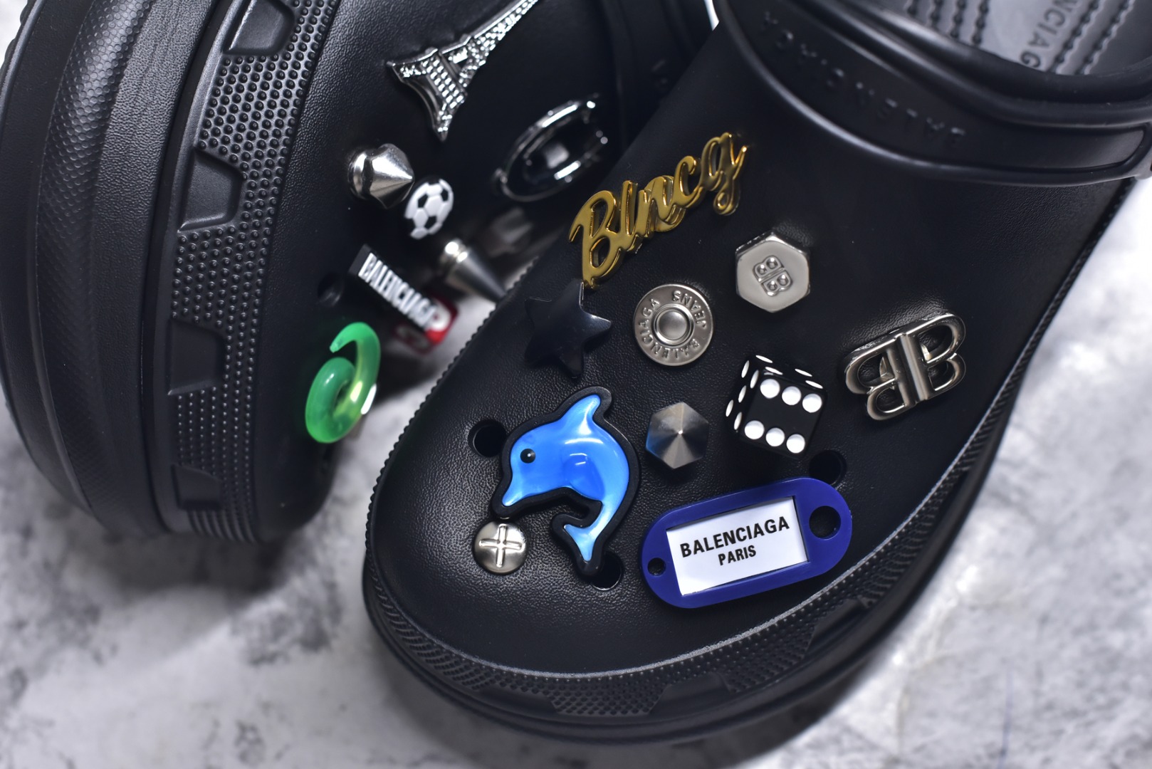 图片[8]-#Balenciaga x Crocs～巴黎世家 ＆ 卡骆驰联名款 2025ss新款厚底松糕洞洞鞋拖鞋沙滩鞋 顶级版本 ZP购入开发做货👍🏻 此款巴黎世家拖鞋，是2025夏季新款黑马单品，海内外时尚博主纷纷上脚大秀，火遍海内外社交平台，时尚达人必入款！整鞋采用进口EVA橡塑，摇摇防滑厚底，重金开模打造 匠心工艺，精准还原每个细节！😋 ✔面料：原版定制进口EVA一体成型 ✔内里：无内里 ✔鞋底：原版开模橡胶发泡材质 ✔底厚：约6cm ✔尺码：35-45-选品中心