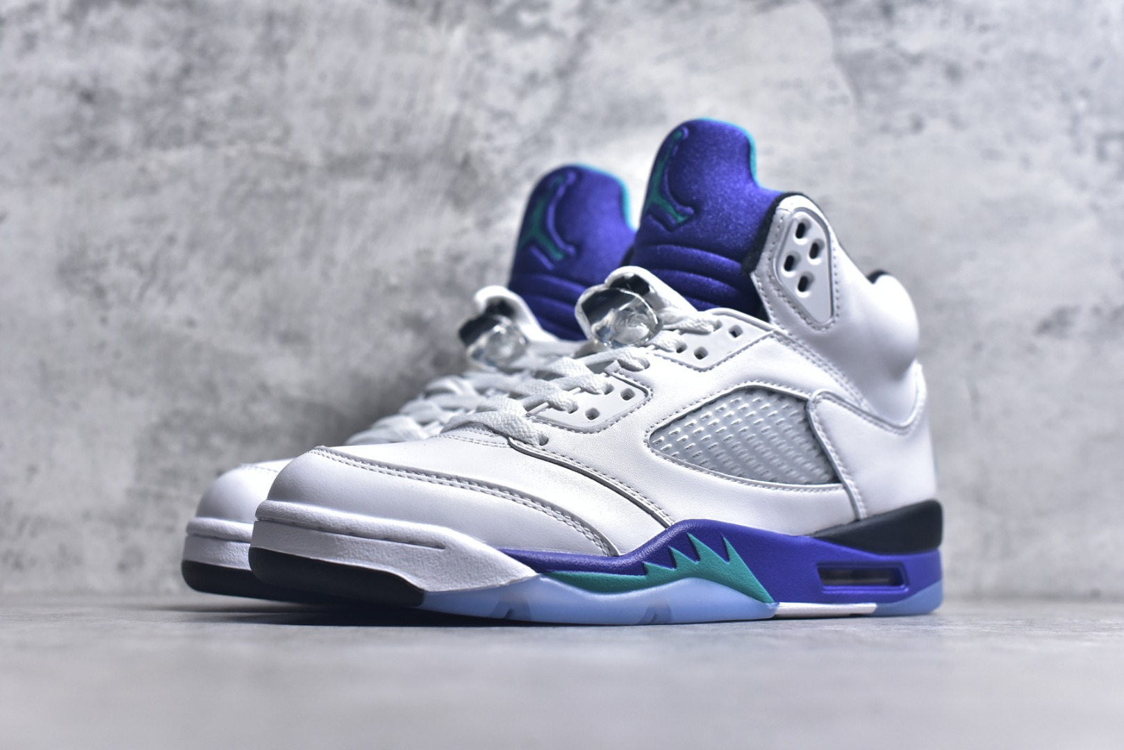 图片[2]-#Air Jordan AJ5 OG “Grape” 白紫色 HQ7978-100 SZ原厂全套原楦原纸板磨具开发 原厂皮料加持 原厂港宝加持定型后跟R度完美 同源原厂电绣 飞人针数密度立体效果一致 原厂拉帮手法 原厂配置纸衬高频鞋盒 原厂指令配双鞋带 原厂TPU网格鞋带扣 超高鞋面清洁度 最高QC检验标准 控制溢胶瑕疵 到手可放心比对发售原鞋 上脚百分百充正驾驭 尺码：40 40.5 41 42 42.5 43 44 44.5 45 46 47.5-选品中心