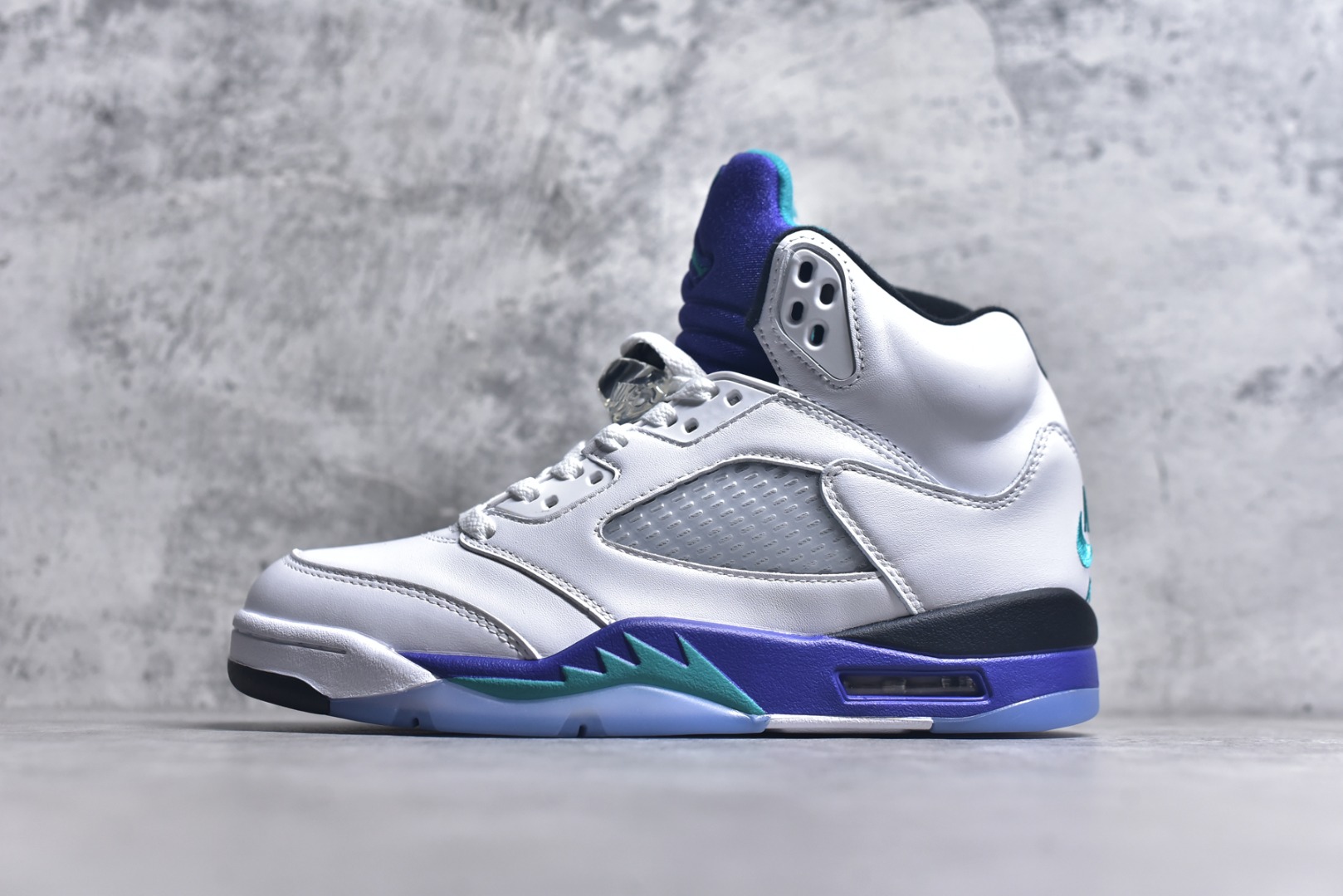#Air Jordan AJ5 OG “Grape” 白紫色 HQ7978-100 SZ原厂全套原楦原纸板磨具开发 原厂皮料加持 原厂港宝加持定型后跟R度完美 同源原厂电绣 飞人针数密度立体效果一致 原厂拉帮手法 原厂配置纸衬高频鞋盒 原厂指令配双鞋带 原厂TPU网格鞋带扣 超高鞋面清洁度 最高QC检验标准 控制溢胶瑕疵 到手可放心比对发售原鞋 上脚百分百充正驾驭 尺码：40 40.5 41 42 42.5 43 44 44.5 45 46 47.5-选品中心