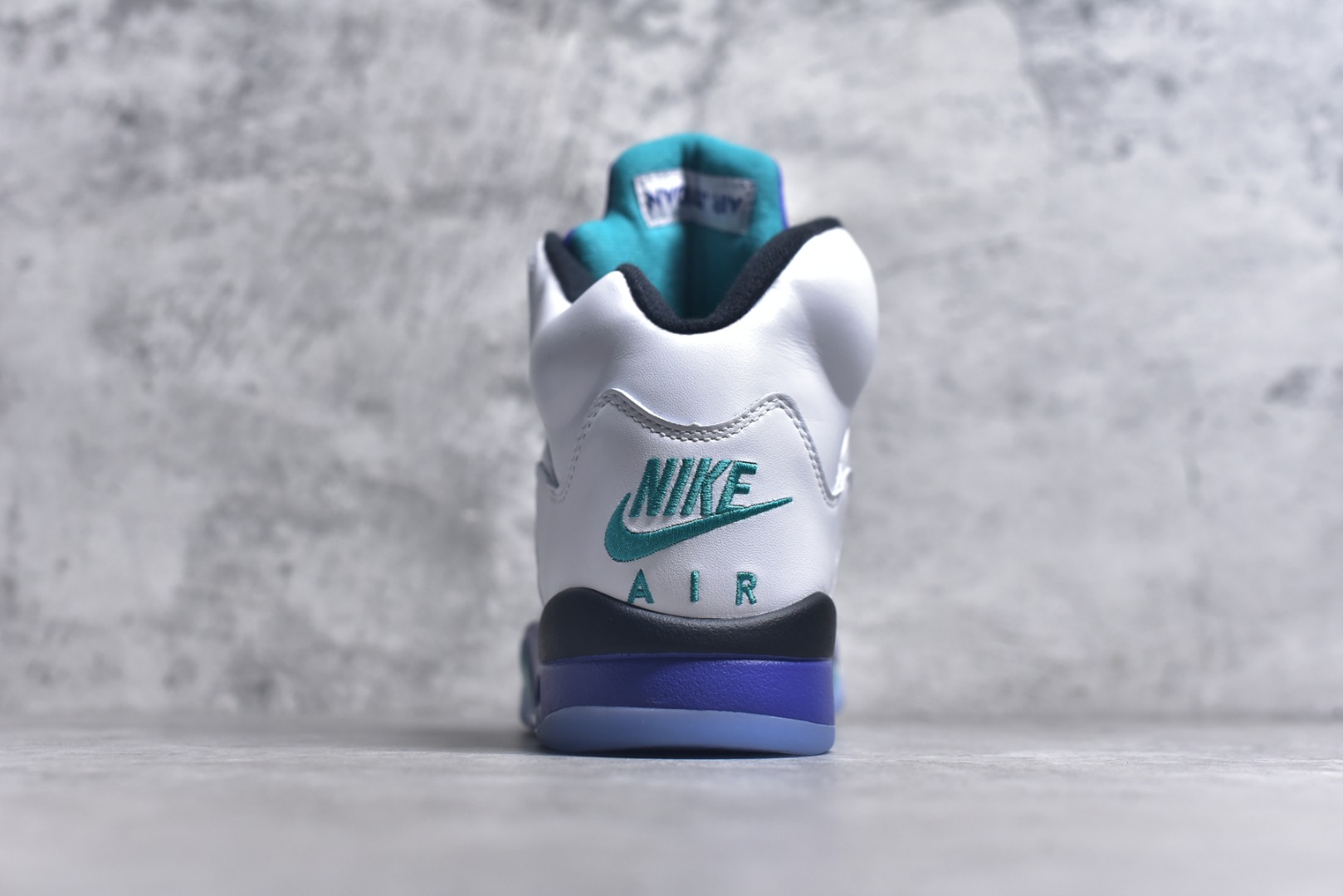 图片[5]-#Air Jordan AJ5 OG “Grape” 白紫色 HQ7978-100 SZ原厂全套原楦原纸板磨具开发 原厂皮料加持 原厂港宝加持定型后跟R度完美 同源原厂电绣 飞人针数密度立体效果一致 原厂拉帮手法 原厂配置纸衬高频鞋盒 原厂指令配双鞋带 原厂TPU网格鞋带扣 超高鞋面清洁度 最高QC检验标准 控制溢胶瑕疵 到手可放心比对发售原鞋 上脚百分百充正驾驭 尺码：40 40.5 41 42 42.5 43 44 44.5 45 46 47.5-选品中心