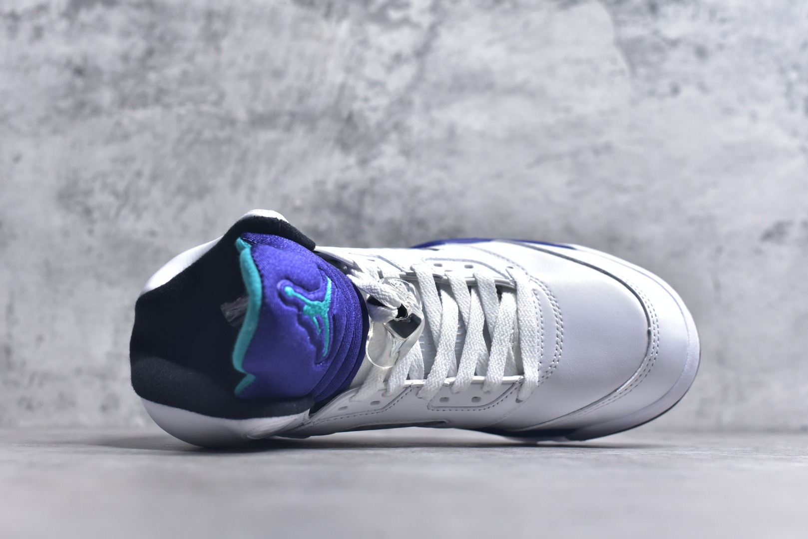 图片[4]-#Air Jordan AJ5 OG “Grape” 白紫色 HQ7978-100 SZ原厂全套原楦原纸板磨具开发 原厂皮料加持 原厂港宝加持定型后跟R度完美 同源原厂电绣 飞人针数密度立体效果一致 原厂拉帮手法 原厂配置纸衬高频鞋盒 原厂指令配双鞋带 原厂TPU网格鞋带扣 超高鞋面清洁度 最高QC检验标准 控制溢胶瑕疵 到手可放心比对发售原鞋 上脚百分百充正驾驭 尺码：40 40.5 41 42 42.5 43 44 44.5 45 46 47.5-选品中心