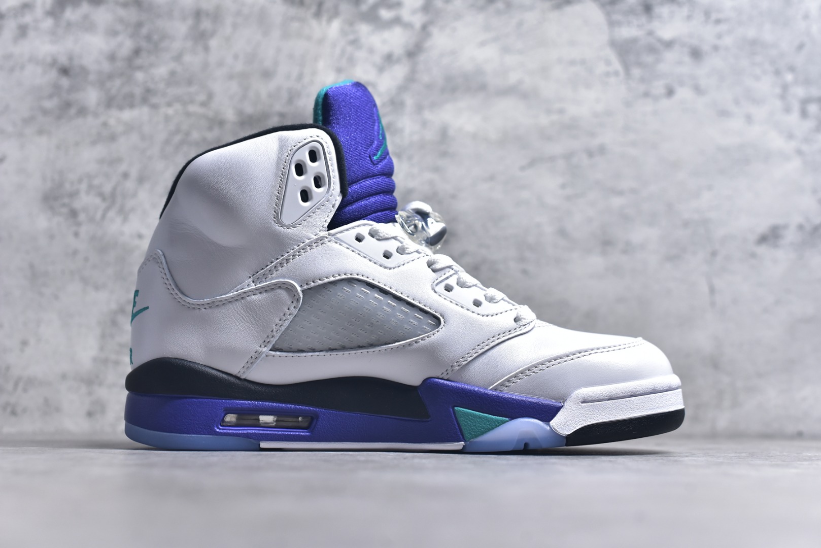 图片[3]-#Air Jordan AJ5 OG “Grape” 白紫色 HQ7978-100 SZ原厂全套原楦原纸板磨具开发 原厂皮料加持 原厂港宝加持定型后跟R度完美 同源原厂电绣 飞人针数密度立体效果一致 原厂拉帮手法 原厂配置纸衬高频鞋盒 原厂指令配双鞋带 原厂TPU网格鞋带扣 超高鞋面清洁度 最高QC检验标准 控制溢胶瑕疵 到手可放心比对发售原鞋 上脚百分百充正驾驭 尺码：40 40.5 41 42 42.5 43 44 44.5 45 46 47.5-选品中心