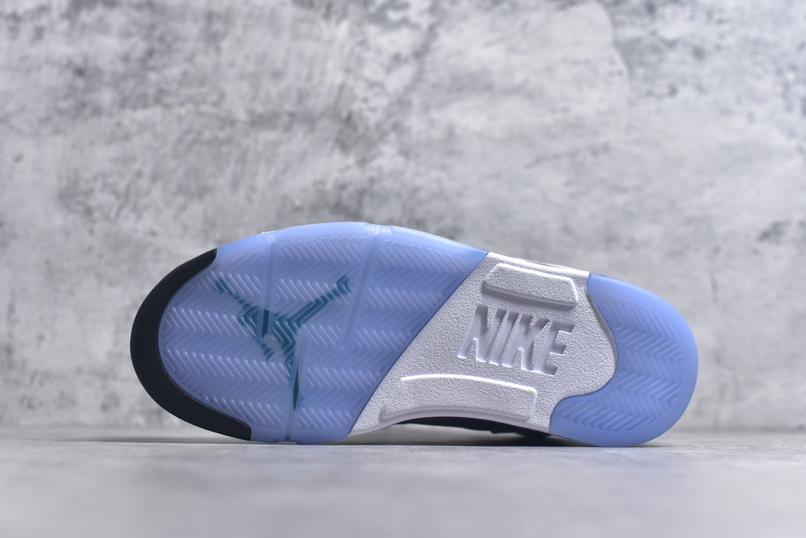 图片[6]-#Air Jordan AJ5 OG “Grape” 白紫色 HQ7978-100 SZ原厂全套原楦原纸板磨具开发 原厂皮料加持 原厂港宝加持定型后跟R度完美 同源原厂电绣 飞人针数密度立体效果一致 原厂拉帮手法 原厂配置纸衬高频鞋盒 原厂指令配双鞋带 原厂TPU网格鞋带扣 超高鞋面清洁度 最高QC检验标准 控制溢胶瑕疵 到手可放心比对发售原鞋 上脚百分百充正驾驭 尺码：40 40.5 41 42 42.5 43 44 44.5 45 46 47.5-选品中心