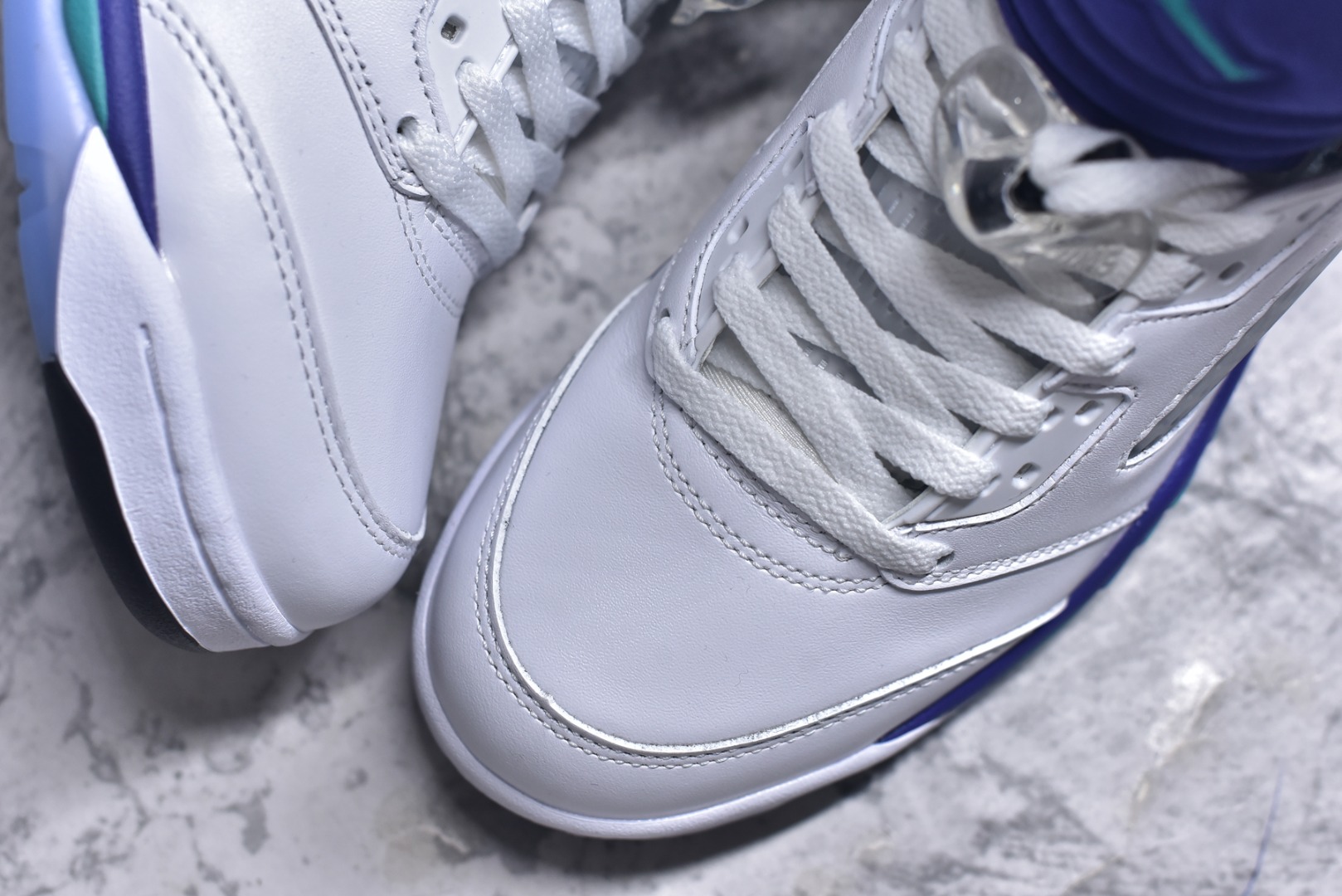 图片[8]-#Air Jordan AJ5 OG “Grape” 白紫色 HQ7978-100 SZ原厂全套原楦原纸板磨具开发 原厂皮料加持 原厂港宝加持定型后跟R度完美 同源原厂电绣 飞人针数密度立体效果一致 原厂拉帮手法 原厂配置纸衬高频鞋盒 原厂指令配双鞋带 原厂TPU网格鞋带扣 超高鞋面清洁度 最高QC检验标准 控制溢胶瑕疵 到手可放心比对发售原鞋 上脚百分百充正驾驭 尺码：40 40.5 41 42 42.5 43 44 44.5 45 46 47.5-选品中心
