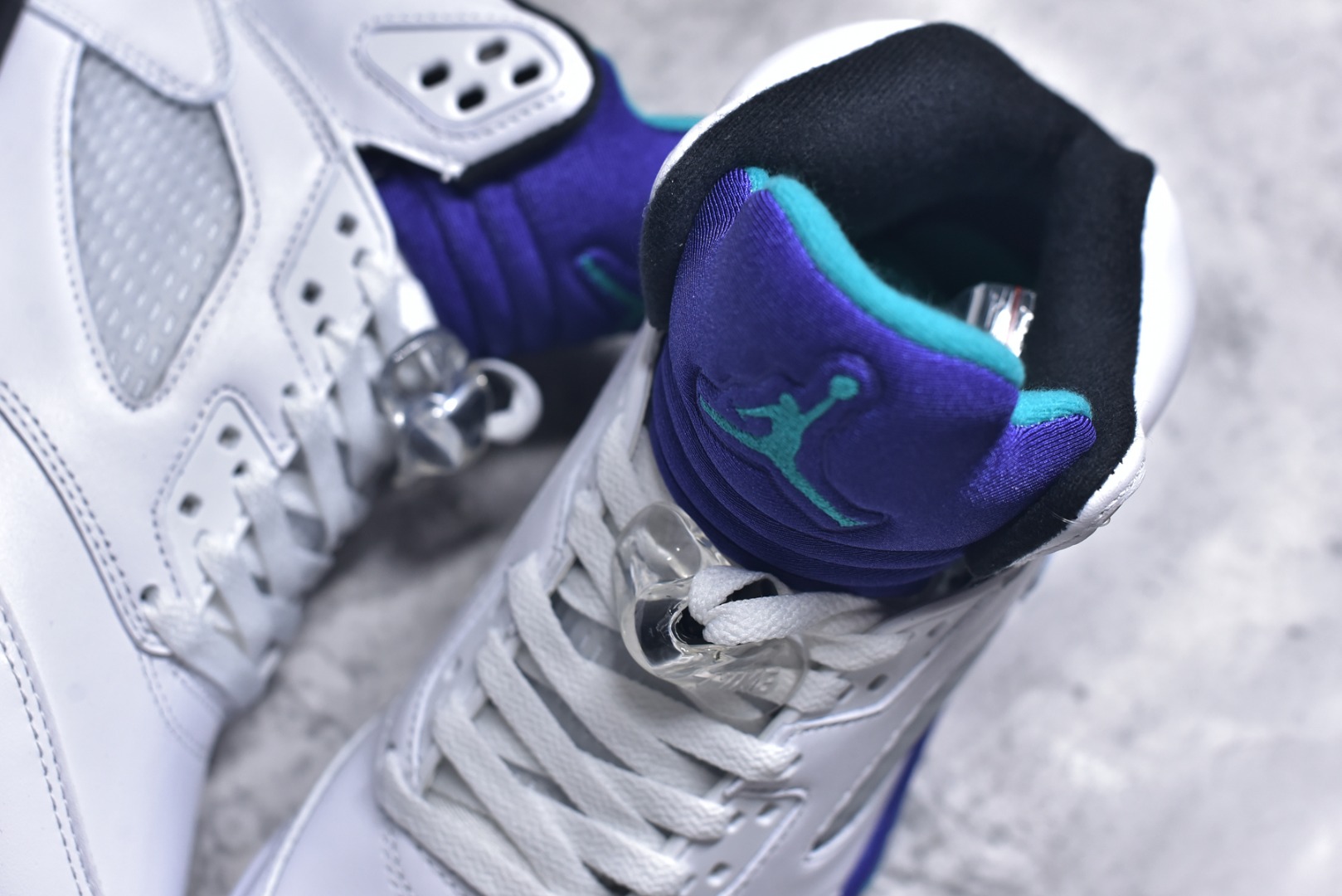 图片[9]-#Air Jordan AJ5 OG “Grape” 白紫色 HQ7978-100 SZ原厂全套原楦原纸板磨具开发 原厂皮料加持 原厂港宝加持定型后跟R度完美 同源原厂电绣 飞人针数密度立体效果一致 原厂拉帮手法 原厂配置纸衬高频鞋盒 原厂指令配双鞋带 原厂TPU网格鞋带扣 超高鞋面清洁度 最高QC检验标准 控制溢胶瑕疵 到手可放心比对发售原鞋 上脚百分百充正驾驭 尺码：40 40.5 41 42 42.5 43 44 44.5 45 46 47.5-选品中心