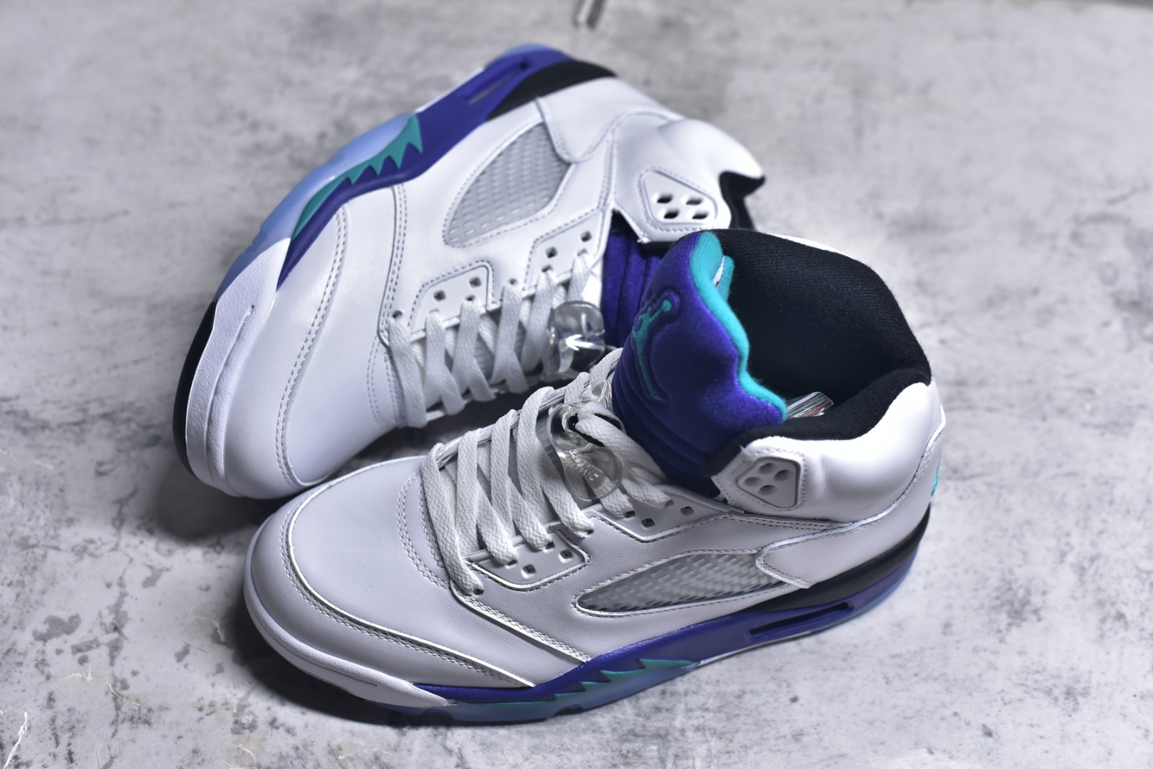 图片[7]-#Air Jordan AJ5 OG “Grape” 白紫色 HQ7978-100 SZ原厂全套原楦原纸板磨具开发 原厂皮料加持 原厂港宝加持定型后跟R度完美 同源原厂电绣 飞人针数密度立体效果一致 原厂拉帮手法 原厂配置纸衬高频鞋盒 原厂指令配双鞋带 原厂TPU网格鞋带扣 超高鞋面清洁度 最高QC检验标准 控制溢胶瑕疵 到手可放心比对发售原鞋 上脚百分百充正驾驭 尺码：40 40.5 41 42 42.5 43 44 44.5 45 46 47.5-选品中心