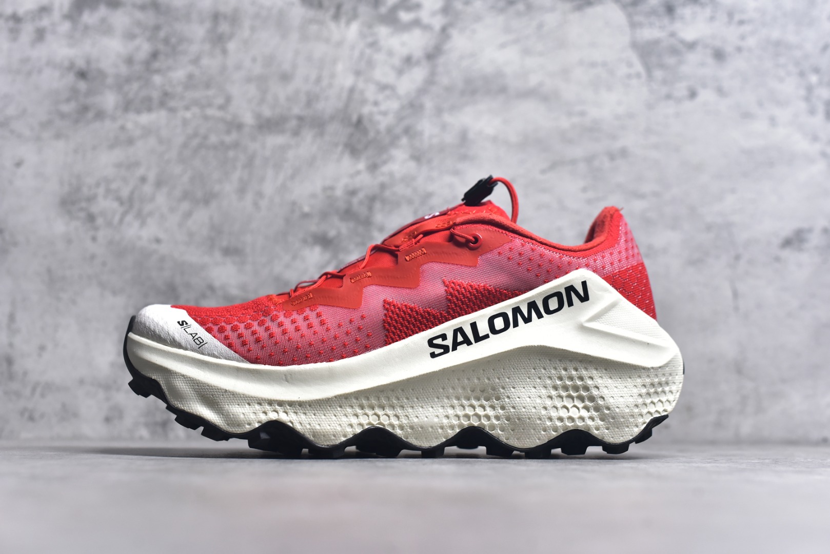 #SALOMON萨洛蒙 S/LAB ULTRA Glide 柔软舒适防滑耐磨 低帮跑步鞋 SALOMON诞生于1947年的法国阿尔卑斯山区，全球知名的户外运动品牌。一直致力于推动滑雪、越野跑等山地运动的发展及产品的进步。其产品设计致力于追求创新和发掘产品的性能极限，帮助喜欢自由的人在山地间不断挑战自我 尺码：36 36.5 37.5 38 38.5 39 40 40.5 41 42 42.5 43 44 44.5 45 46.5-选品中心