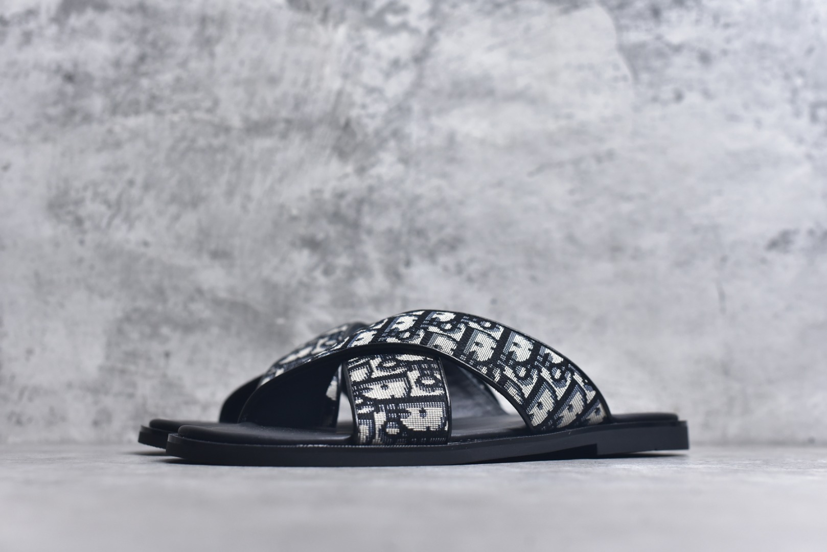 图片[2]-#Dior Alias 凉鞋2025新品，彰显休闲高雅的风范。采用米色粒面牛皮革精心制作，交叉带设计，真皮大底 区别市场的超迁。皮革和橡胶鞋底更显精致，舒适非凡，饰以 Oblique 印花效果防滑镶片提升格调，可与本季各式休闲造型轻松搭配。 大底 黑色橡胶外底搭配 Oblique 印花效果防滑镶片 ✅配原版专柜包装 尺码：39 40 41 42 43 44 45-选品中心