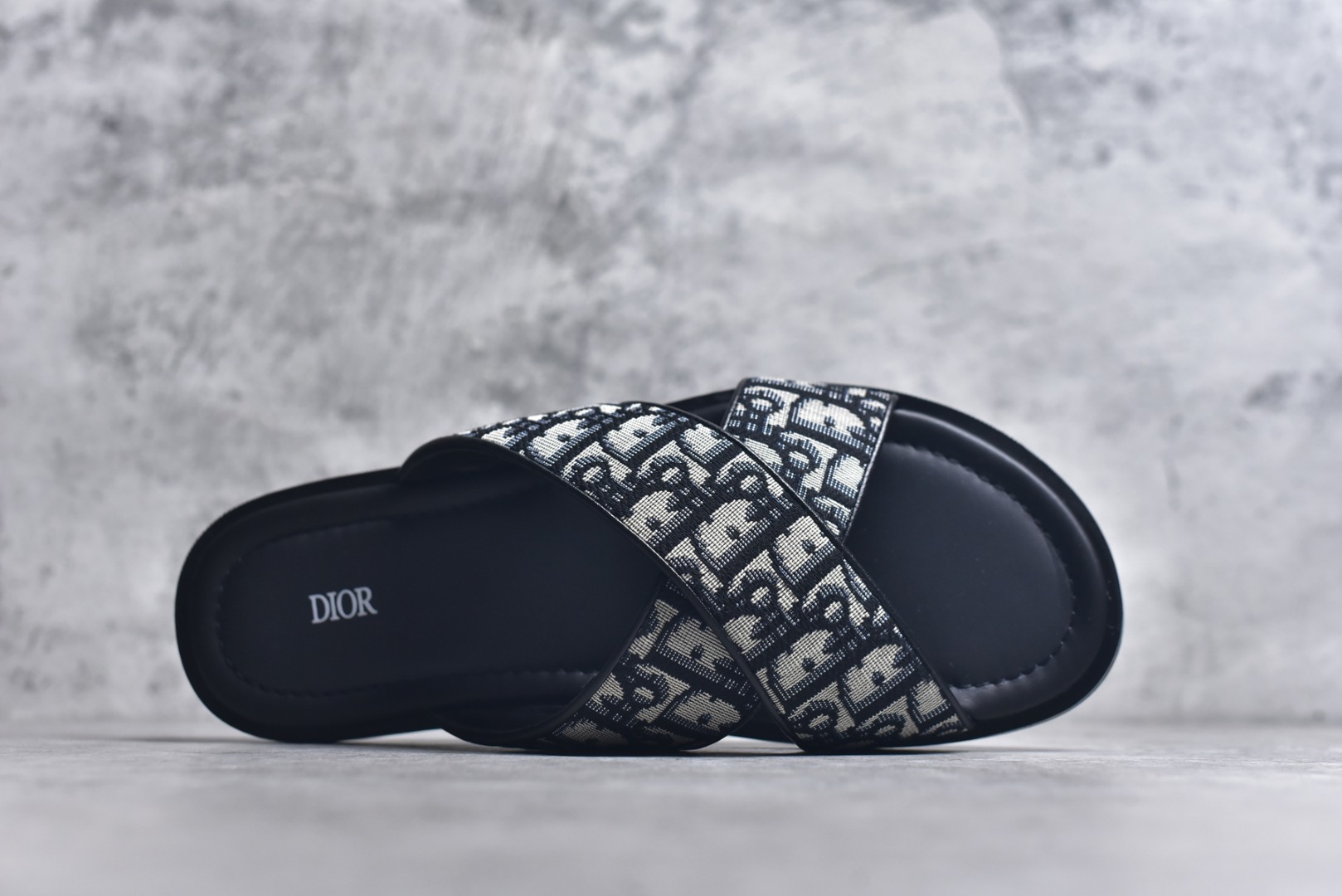 图片[4]-#Dior Alias 凉鞋2025新品，彰显休闲高雅的风范。采用米色粒面牛皮革精心制作，交叉带设计，真皮大底 区别市场的超迁。皮革和橡胶鞋底更显精致，舒适非凡，饰以 Oblique 印花效果防滑镶片提升格调，可与本季各式休闲造型轻松搭配。 大底 黑色橡胶外底搭配 Oblique 印花效果防滑镶片 ✅配原版专柜包装 尺码：39 40 41 42 43 44 45-选品中心
