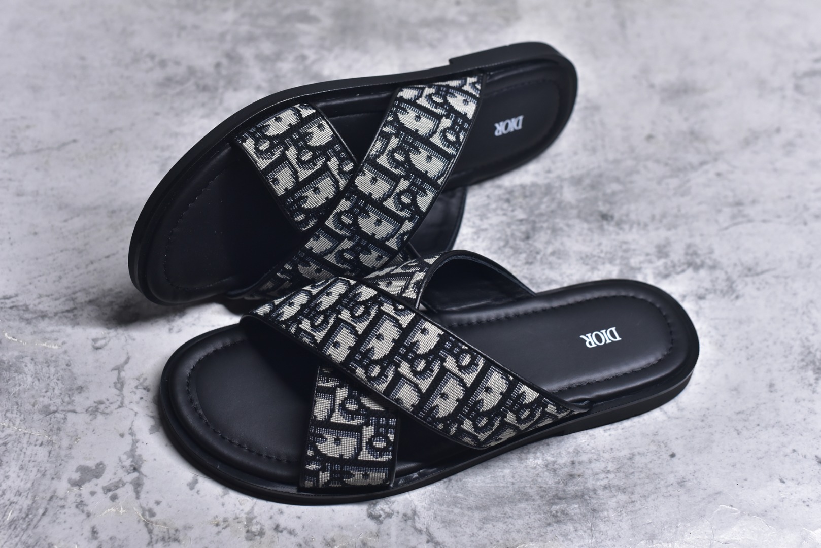 图片[7]-#Dior Alias 凉鞋2025新品，彰显休闲高雅的风范。采用米色粒面牛皮革精心制作，交叉带设计，真皮大底 区别市场的超迁。皮革和橡胶鞋底更显精致，舒适非凡，饰以 Oblique 印花效果防滑镶片提升格调，可与本季各式休闲造型轻松搭配。 大底 黑色橡胶外底搭配 Oblique 印花效果防滑镶片 ✅配原版专柜包装 尺码：39 40 41 42 43 44 45-选品中心