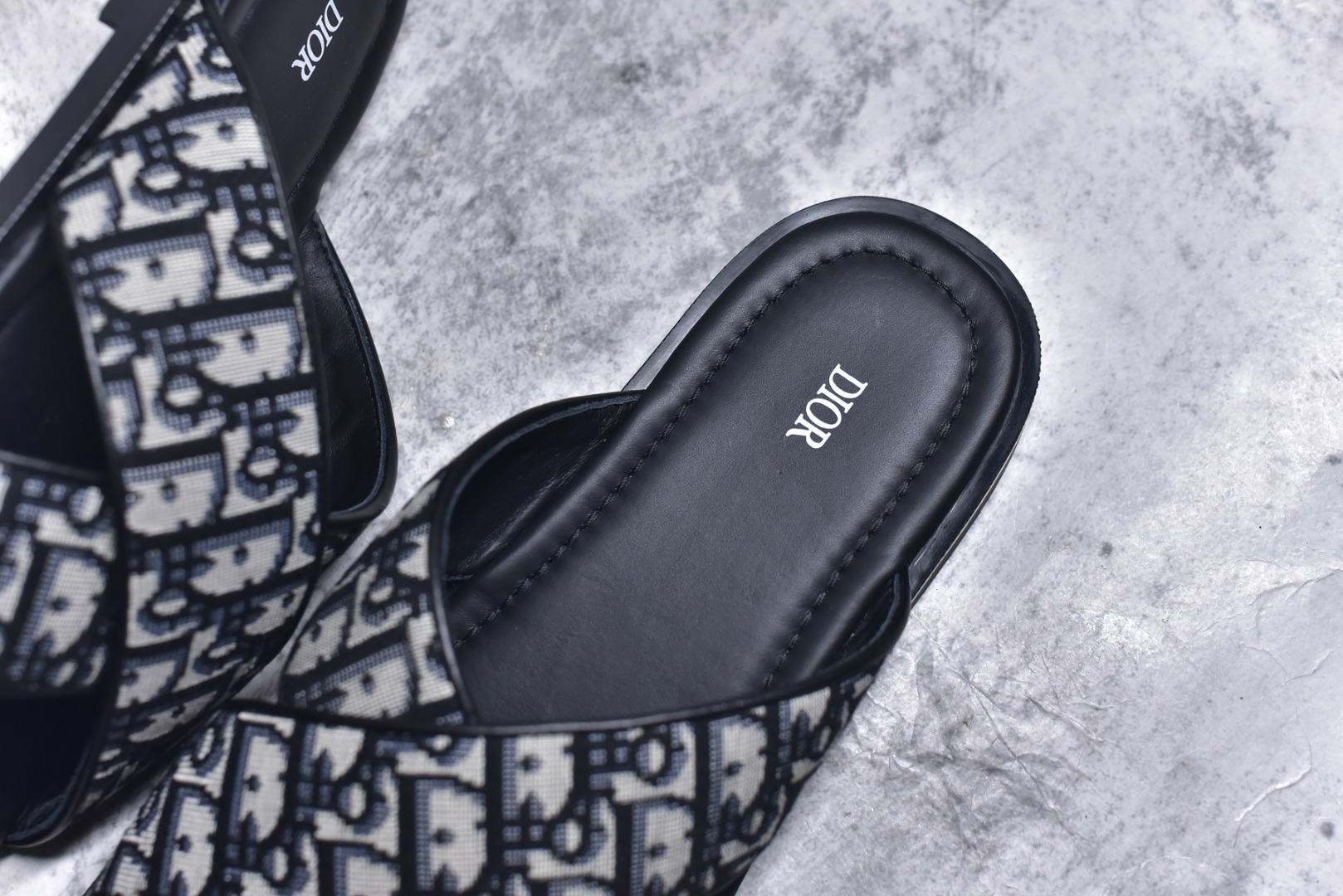 图片[9]-#Dior Alias 凉鞋2025新品，彰显休闲高雅的风范。采用米色粒面牛皮革精心制作，交叉带设计，真皮大底 区别市场的超迁。皮革和橡胶鞋底更显精致，舒适非凡，饰以 Oblique 印花效果防滑镶片提升格调，可与本季各式休闲造型轻松搭配。 大底 黑色橡胶外底搭配 Oblique 印花效果防滑镶片 ✅配原版专柜包装 尺码：39 40 41 42 43 44 45-选品中心