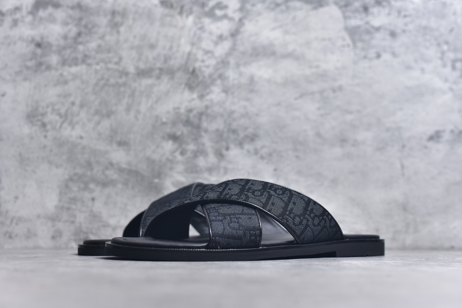图片[2]-#Dior Alias 凉鞋2025新品，彰显休闲高雅的风范。采用米色粒面牛皮革精心制作，交叉带设计，真皮大底 区别市场的超迁。皮革和橡胶鞋底更显精致，舒适非凡，饰以 Oblique 印花效果防滑镶片提升格调，可与本季各式休闲造型轻松搭配。 大底 黑色橡胶外底搭配 Oblique 印花效果防滑镶片 ✅配原版专柜包装 尺码：39 40 41 42 43 44 45-选品中心