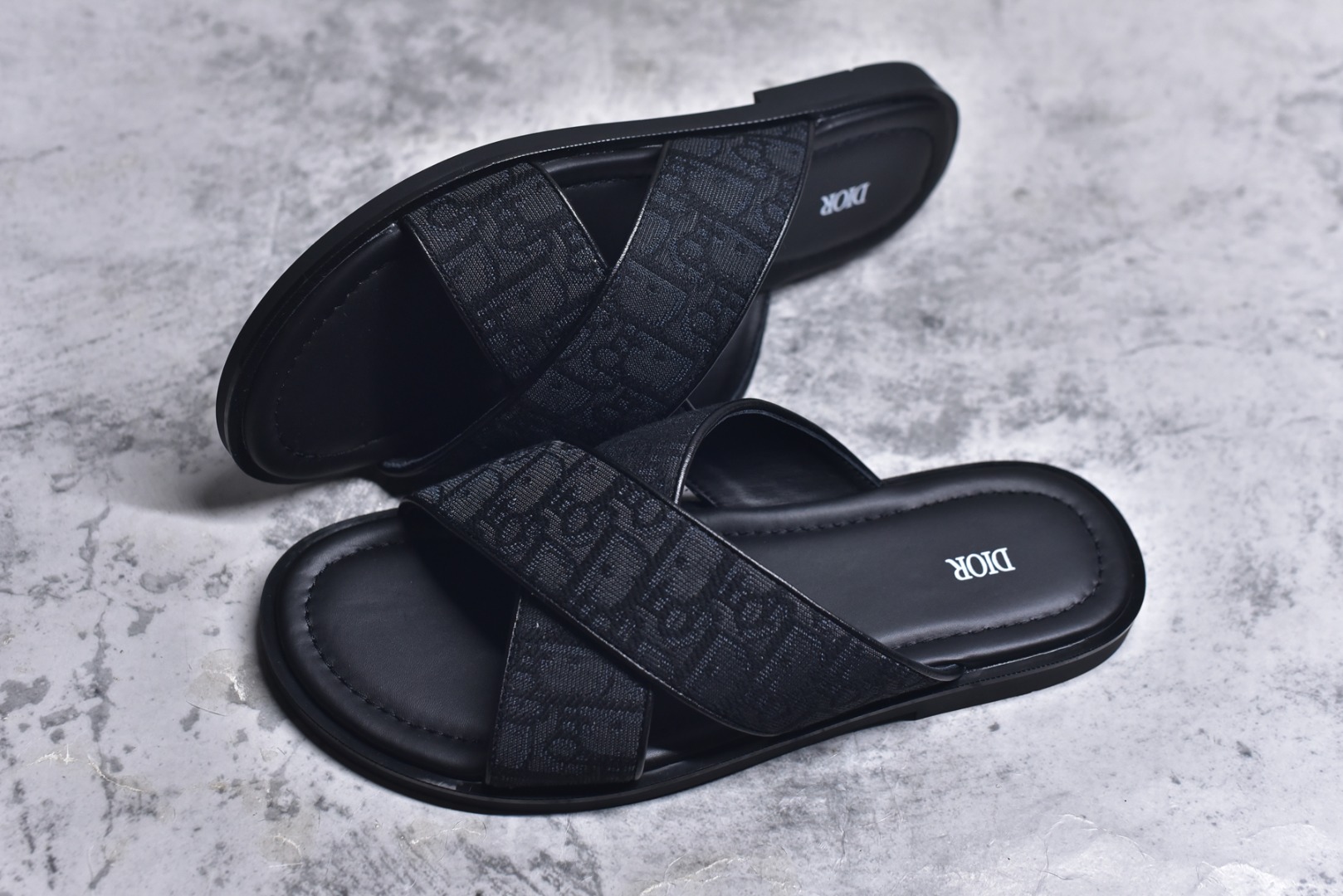 图片[7]-#Dior Alias 凉鞋2025新品，彰显休闲高雅的风范。采用米色粒面牛皮革精心制作，交叉带设计，真皮大底 区别市场的超迁。皮革和橡胶鞋底更显精致，舒适非凡，饰以 Oblique 印花效果防滑镶片提升格调，可与本季各式休闲造型轻松搭配。 大底 黑色橡胶外底搭配 Oblique 印花效果防滑镶片 ✅配原版专柜包装 尺码：39 40 41 42 43 44 45-选品中心