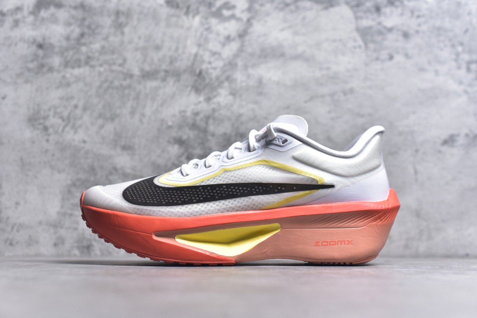 #NK ZoomX Invincible Run Flyknit 6 轻量跑鞋 飞织低帮休闲运动慢跑鞋 厚底增高 老爹鞋 此鞋专为短跑运动员而生 是为 5 至 10 公里距离的赛事和训练打造 整体设计采用流线型的轻质工程网眼材质构成鞋面 并与其他 Running 旗舰鞋款同样搭载全脚掌 ZoomX 缓冲中底 搭配 Pebax 物料与橡胶外底 ZoomX StreakFly 首发配色以Prototype呈现 其灵感是来自开发期间的磨损测试 透过编号的标记与内侧的预期跑步距离突出研发过程 货号： IR6657-108 尺码：35.5-46-选品中心