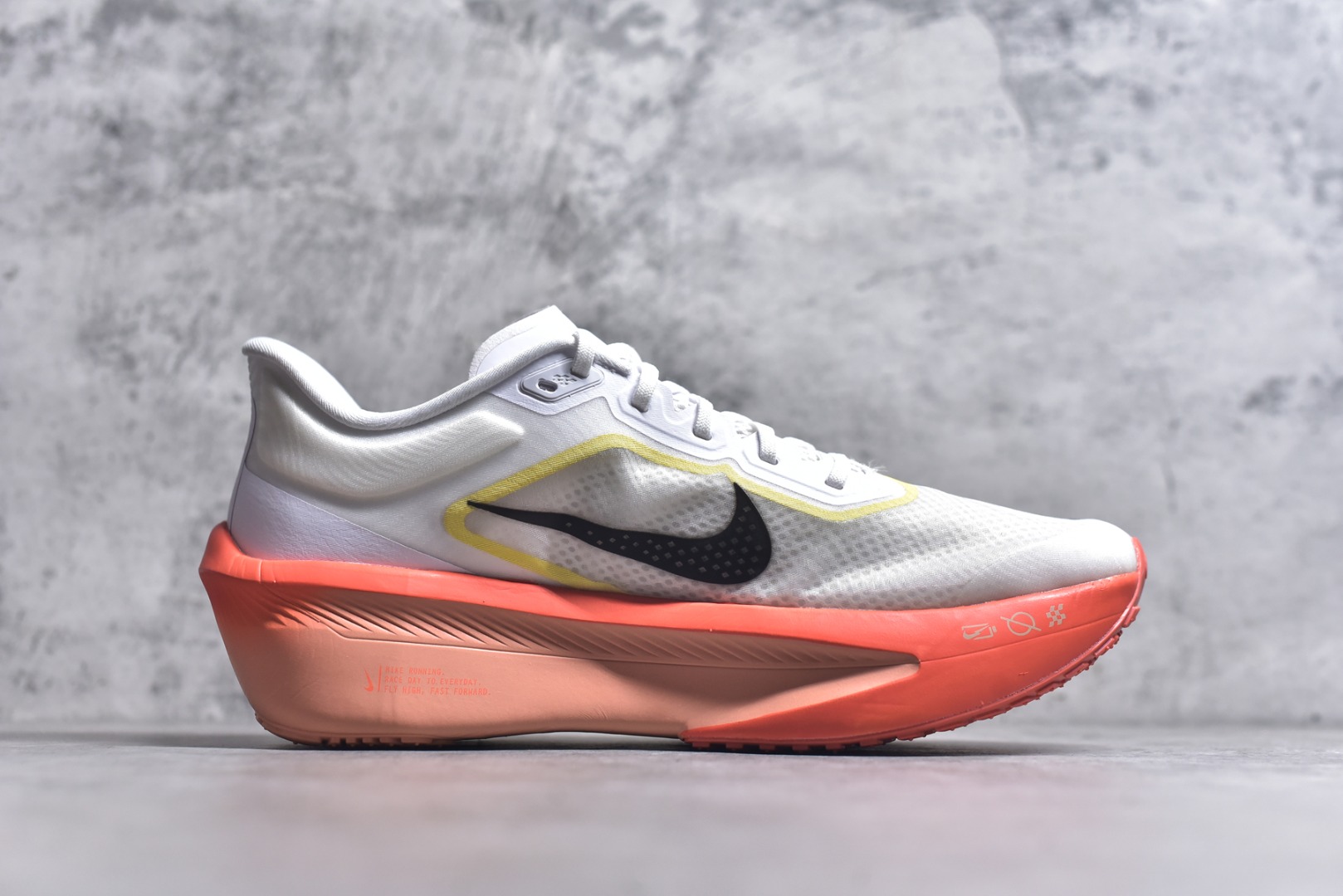图片[3]-#NK ZoomX Invincible Run Flyknit 6 轻量跑鞋 飞织低帮休闲运动慢跑鞋 厚底增高 老爹鞋 此鞋专为短跑运动员而生 是为 5 至 10 公里距离的赛事和训练打造 整体设计采用流线型的轻质工程网眼材质构成鞋面 并与其他 Running 旗舰鞋款同样搭载全脚掌 ZoomX 缓冲中底 搭配 Pebax 物料与橡胶外底 ZoomX StreakFly 首发配色以Prototype呈现 其灵感是来自开发期间的磨损测试 透过编号的标记与内侧的预期跑步距离突出研发过程 货号： IR6657-108 尺码：35.5-46-选品中心