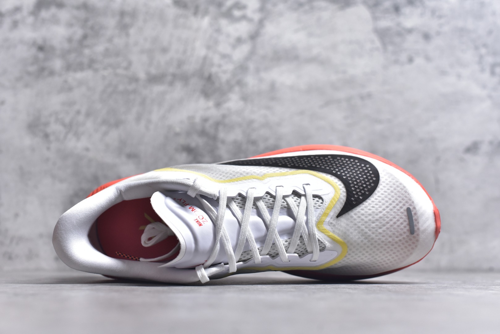 图片[4]-#NK ZoomX Invincible Run Flyknit 6 轻量跑鞋 飞织低帮休闲运动慢跑鞋 厚底增高 老爹鞋 此鞋专为短跑运动员而生 是为 5 至 10 公里距离的赛事和训练打造 整体设计采用流线型的轻质工程网眼材质构成鞋面 并与其他 Running 旗舰鞋款同样搭载全脚掌 ZoomX 缓冲中底 搭配 Pebax 物料与橡胶外底 ZoomX StreakFly 首发配色以Prototype呈现 其灵感是来自开发期间的磨损测试 透过编号的标记与内侧的预期跑步距离突出研发过程 货号： IR6657-108 尺码：35.5-46-选品中心