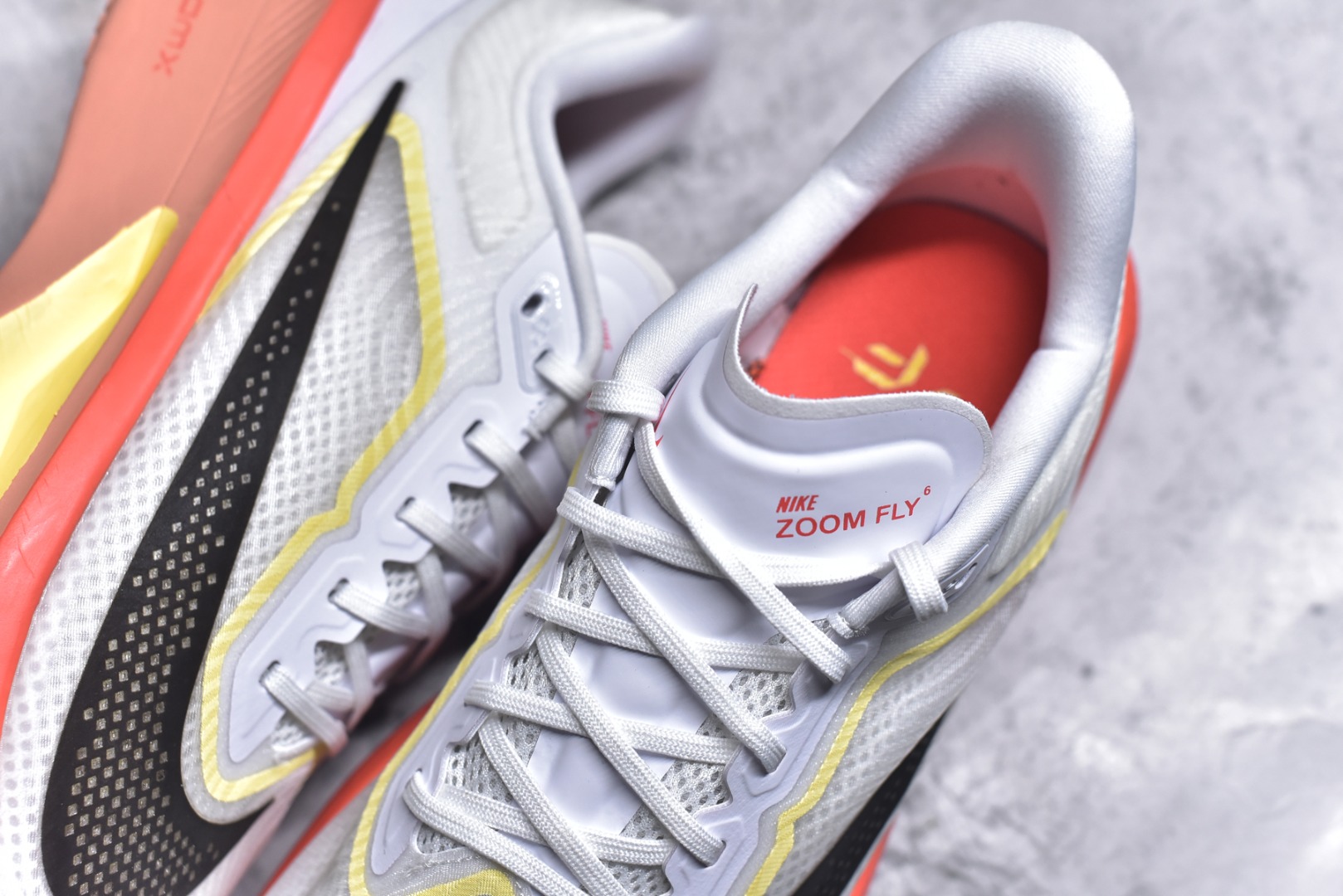 图片[9]-#NK ZoomX Invincible Run Flyknit 6 轻量跑鞋 飞织低帮休闲运动慢跑鞋 厚底增高 老爹鞋 此鞋专为短跑运动员而生 是为 5 至 10 公里距离的赛事和训练打造 整体设计采用流线型的轻质工程网眼材质构成鞋面 并与其他 Running 旗舰鞋款同样搭载全脚掌 ZoomX 缓冲中底 搭配 Pebax 物料与橡胶外底 ZoomX StreakFly 首发配色以Prototype呈现 其灵感是来自开发期间的磨损测试 透过编号的标记与内侧的预期跑步距离突出研发过程 货号： IR6657-108 尺码：35.5-46-选品中心