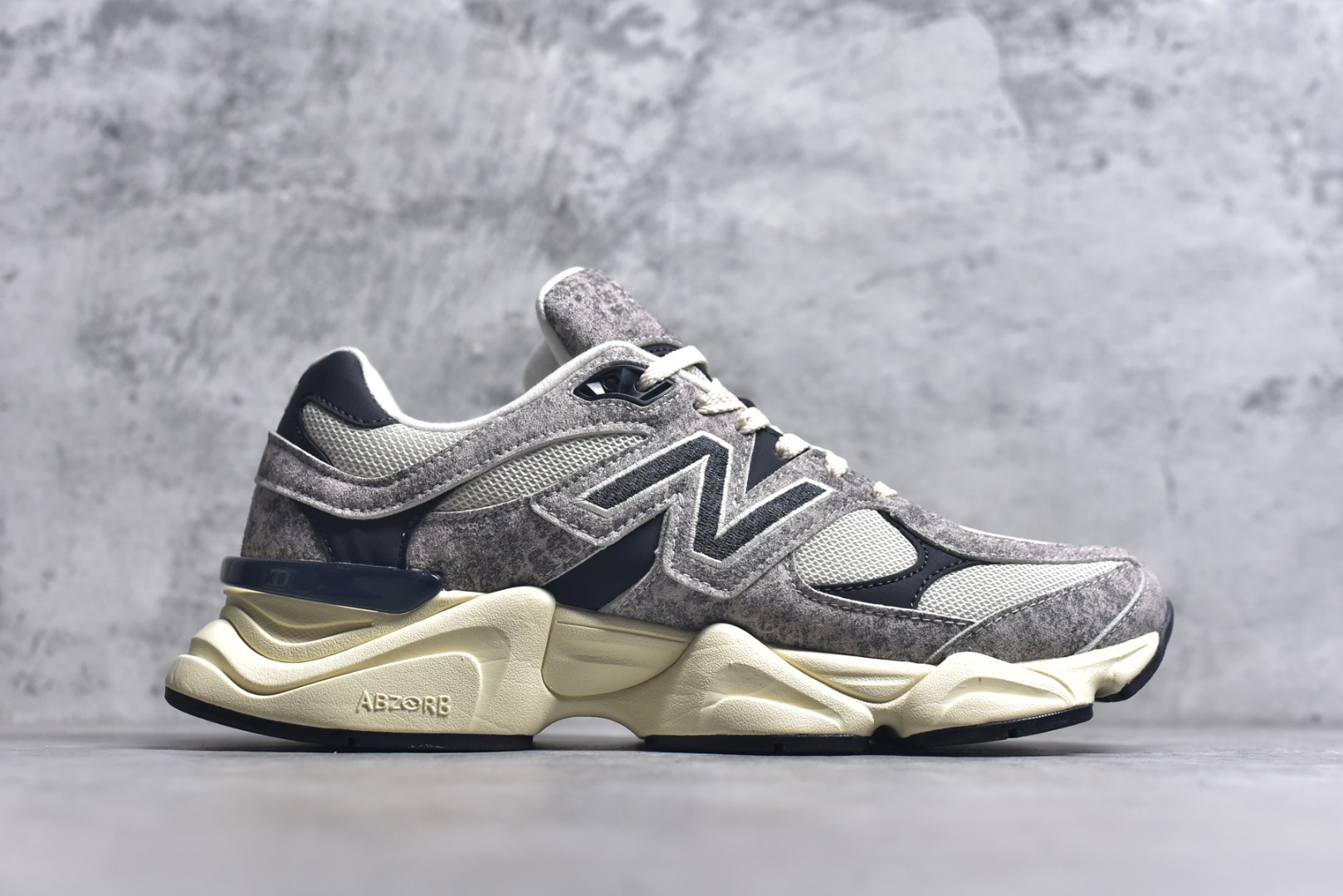 图片[3]-#New Balance NB 9060 复古单品 鞋款灵感源自设计师本人对夏日的怀日回忆。鞋面大身由空间双格及磨砂鞋面拼接而生，配以柔和、温暖的粉橘色调，夏日氛围拉满采用大面积网眼以及麂皮材质覆盖鞋身，还原经典气质。搭载ABZORB避震科技，由泡沫聚酯制成，上脚可以有效减少由鞋底反弹对身体及双腿的冲击 货号：U9060SNA 尺码：36-46.5-选品中心