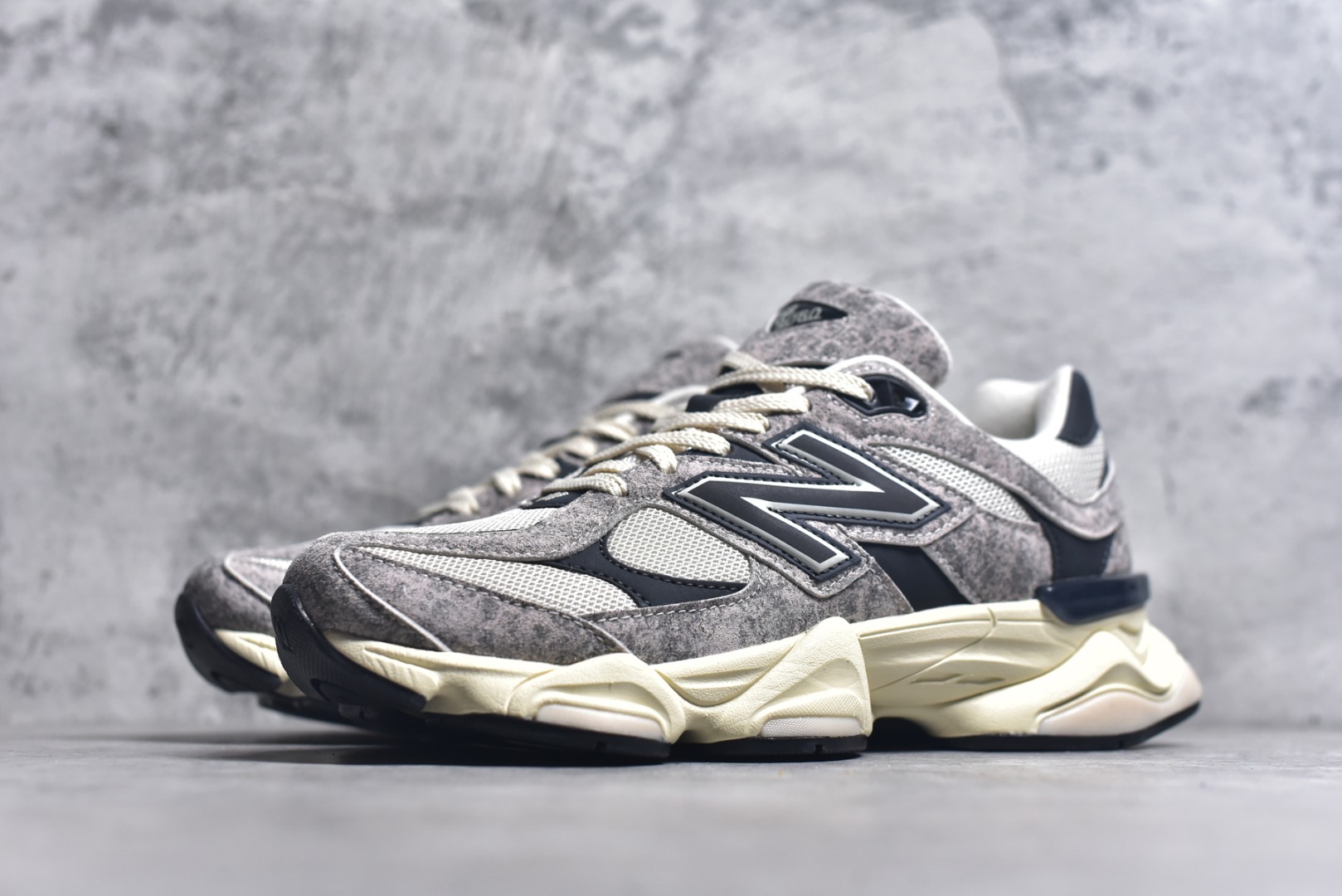 图片[2]-#New Balance NB 9060 复古单品 鞋款灵感源自设计师本人对夏日的怀日回忆。鞋面大身由空间双格及磨砂鞋面拼接而生，配以柔和、温暖的粉橘色调，夏日氛围拉满采用大面积网眼以及麂皮材质覆盖鞋身，还原经典气质。搭载ABZORB避震科技，由泡沫聚酯制成，上脚可以有效减少由鞋底反弹对身体及双腿的冲击 货号：U9060SNA 尺码：36-46.5-选品中心