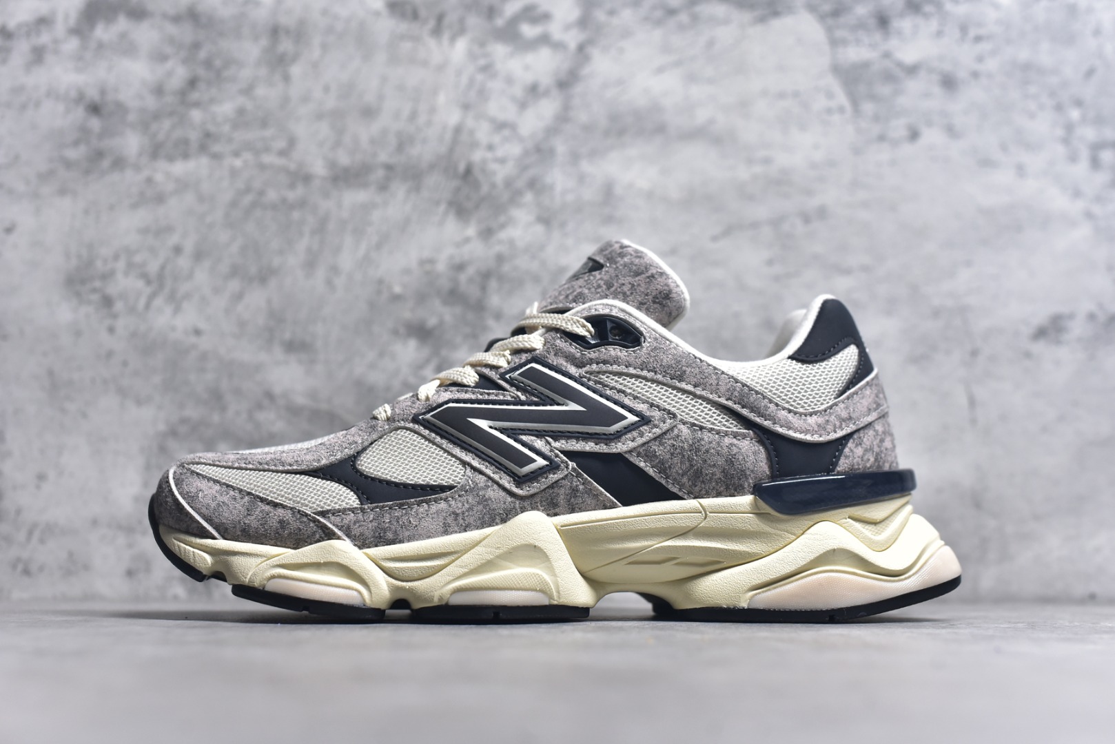 #New Balance NB 9060 复古单品 鞋款灵感源自设计师本人对夏日的怀日回忆。鞋面大身由空间双格及磨砂鞋面拼接而生，配以柔和、温暖的粉橘色调，夏日氛围拉满采用大面积网眼以及麂皮材质覆盖鞋身，还原经典气质。搭载ABZORB避震科技，由泡沫聚酯制成，上脚可以有效减少由鞋底反弹对身体及双腿的冲击 货号：U9060SNA 尺码：36-46.5-选品中心