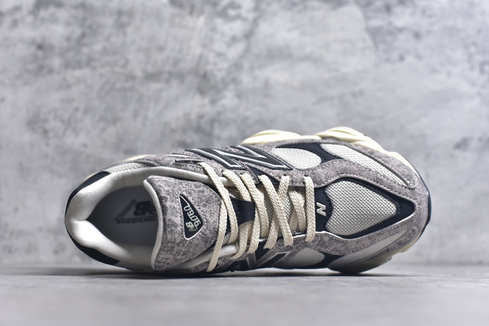 图片[4]-#New Balance NB 9060 复古单品 鞋款灵感源自设计师本人对夏日的怀日回忆。鞋面大身由空间双格及磨砂鞋面拼接而生，配以柔和、温暖的粉橘色调，夏日氛围拉满采用大面积网眼以及麂皮材质覆盖鞋身，还原经典气质。搭载ABZORB避震科技，由泡沫聚酯制成，上脚可以有效减少由鞋底反弹对身体及双腿的冲击 货号：U9060SNA 尺码：36-46.5-选品中心