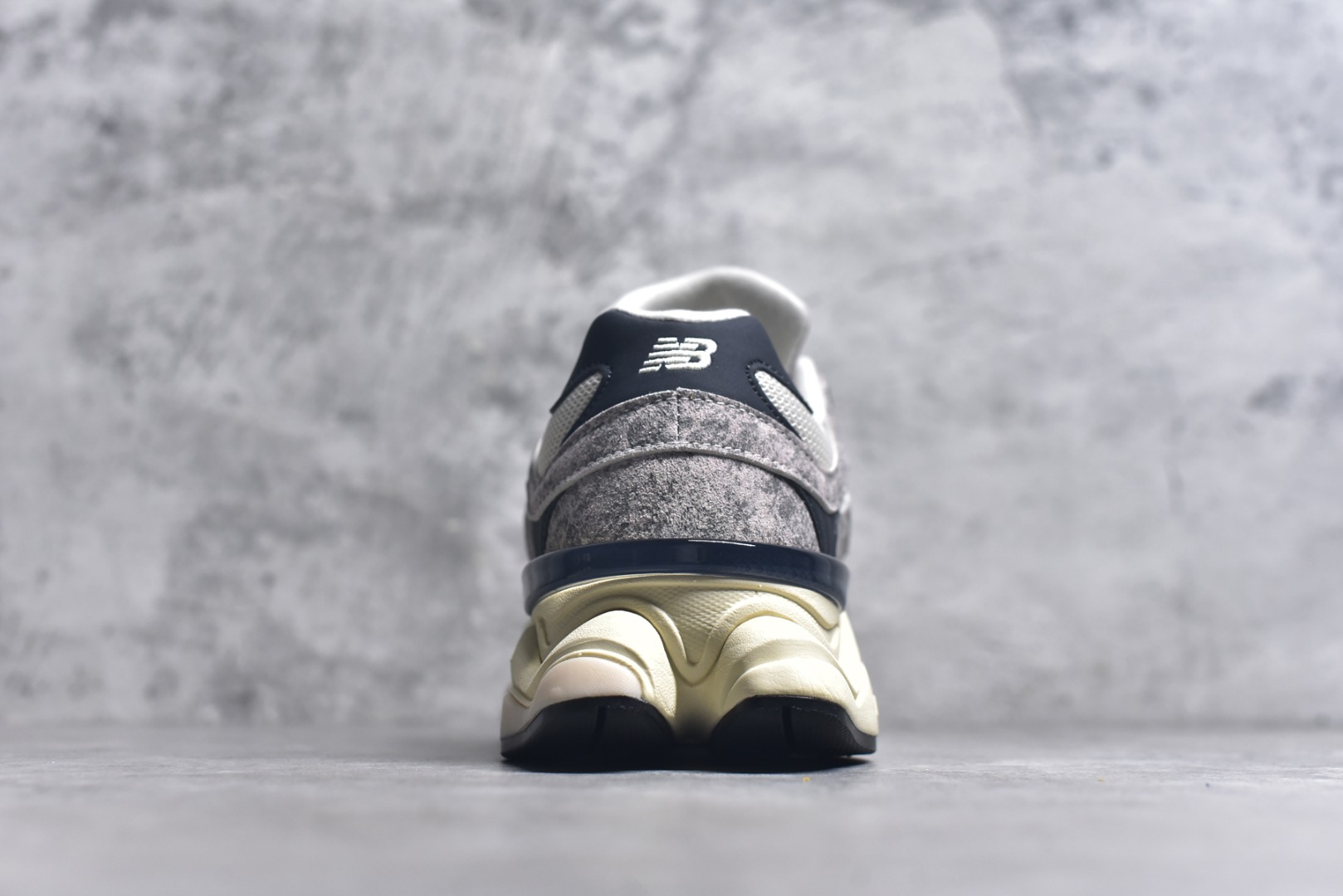 图片[5]-#New Balance NB 9060 复古单品 鞋款灵感源自设计师本人对夏日的怀日回忆。鞋面大身由空间双格及磨砂鞋面拼接而生，配以柔和、温暖的粉橘色调，夏日氛围拉满采用大面积网眼以及麂皮材质覆盖鞋身，还原经典气质。搭载ABZORB避震科技，由泡沫聚酯制成，上脚可以有效减少由鞋底反弹对身体及双腿的冲击 货号：U9060SNA 尺码：36-46.5-选品中心